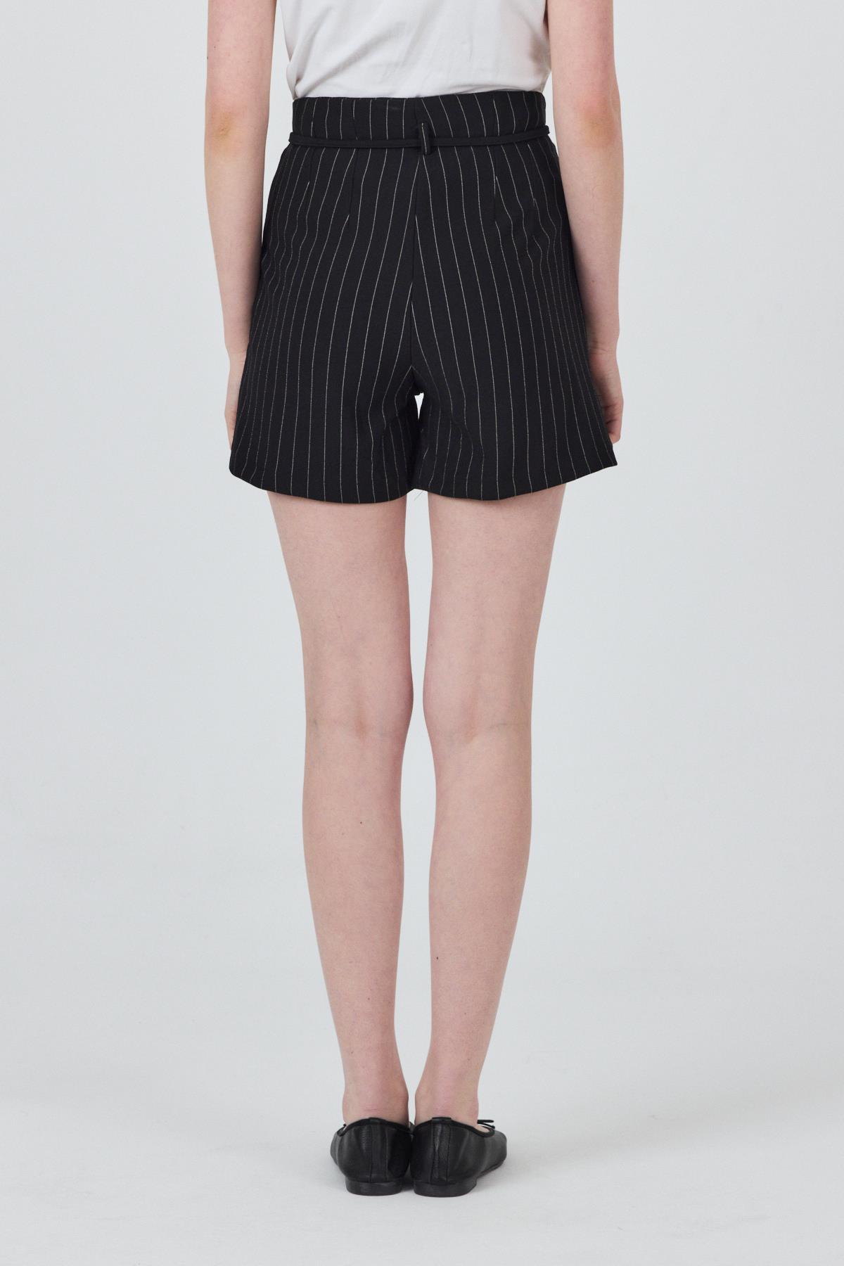 Siyah Çizgili Yüksek Bel Kemer Detaylı Mini Şort 6928A - 5