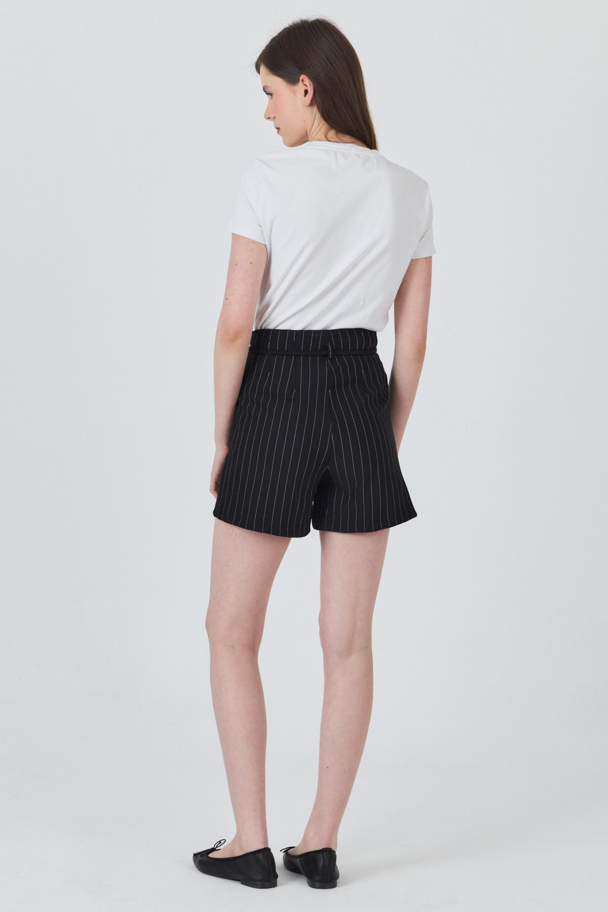 Siyah Çizgili Yüksek Bel Kemer Detaylı Mini Şort 6928A - 6
