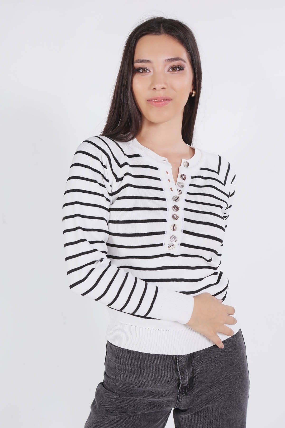 Beyaz-Siyah Çizgili Düğmeli Kazak 7010 