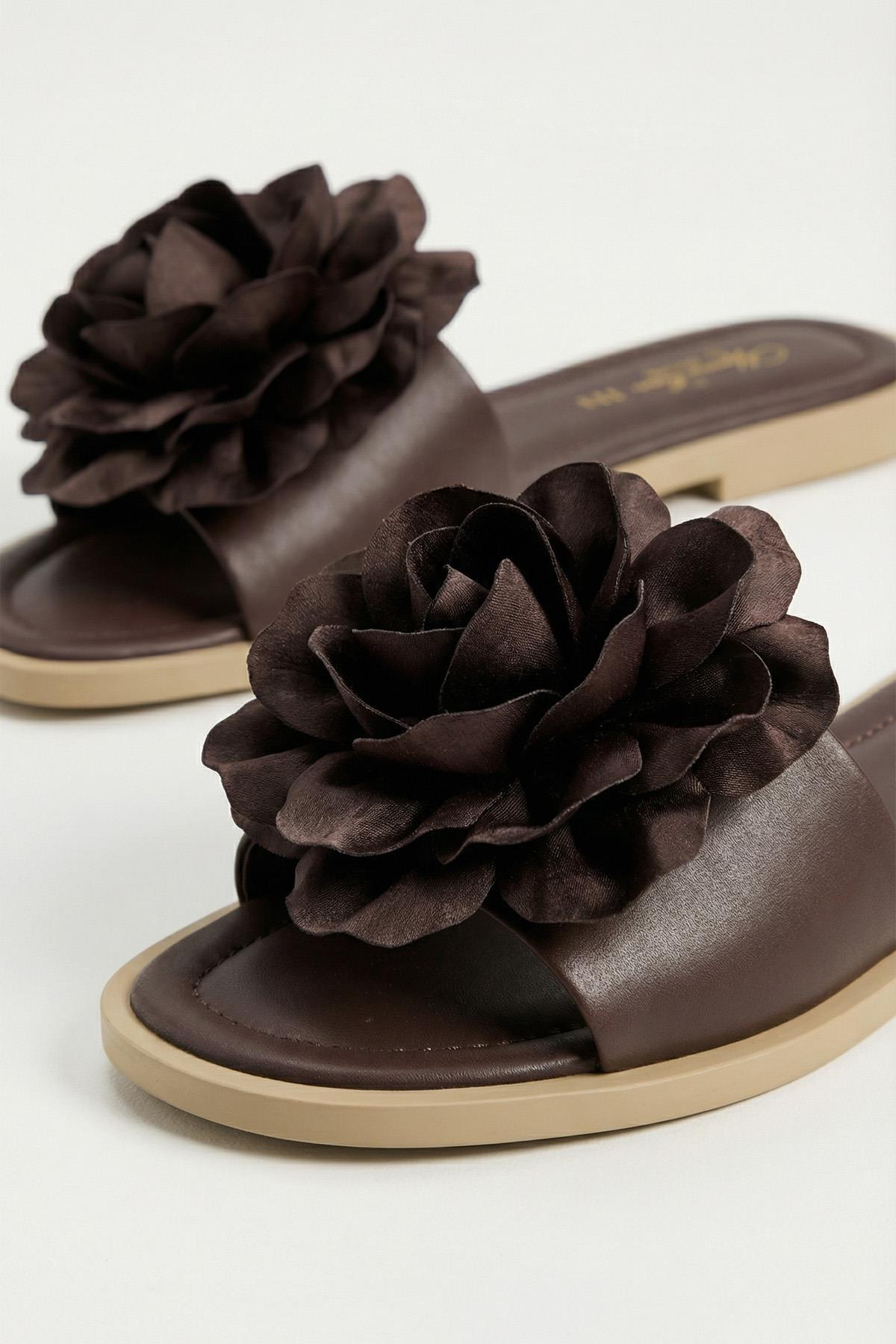 7043 Çiçek Detay Terlik Kahve - RAYS (1)