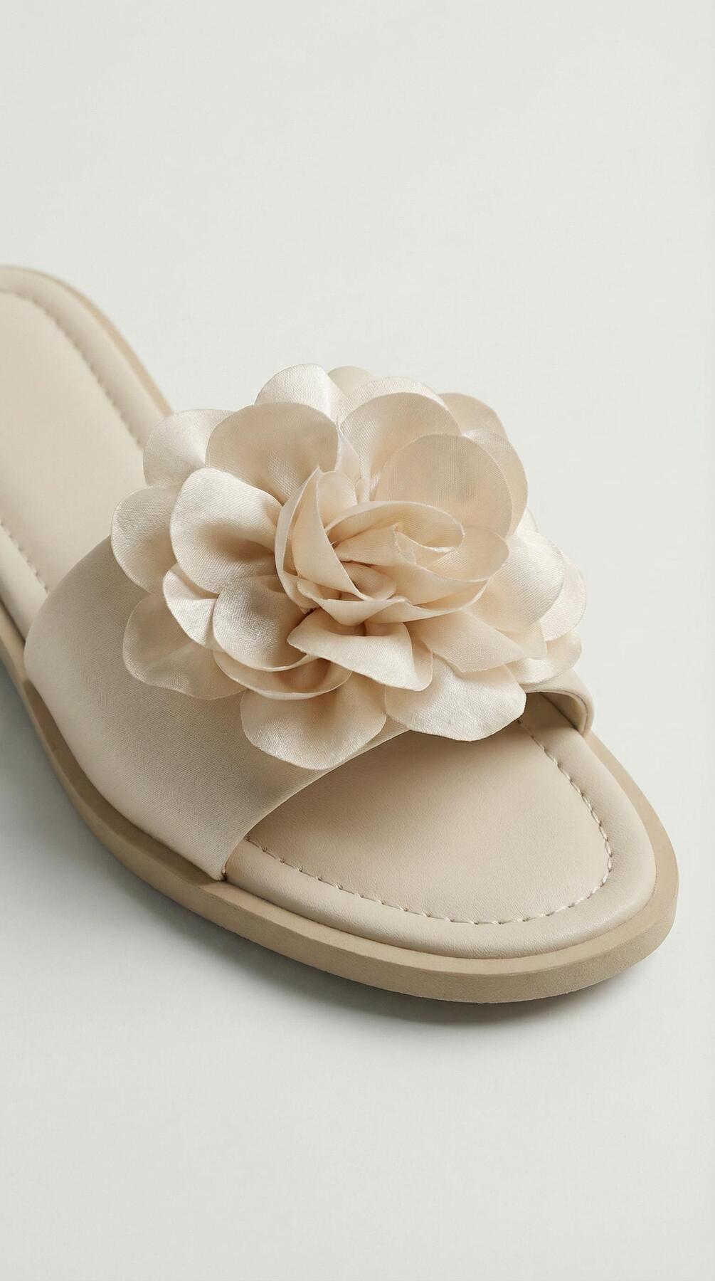 7043 Çiçek Detay Terlik Krem - RAYS (1)