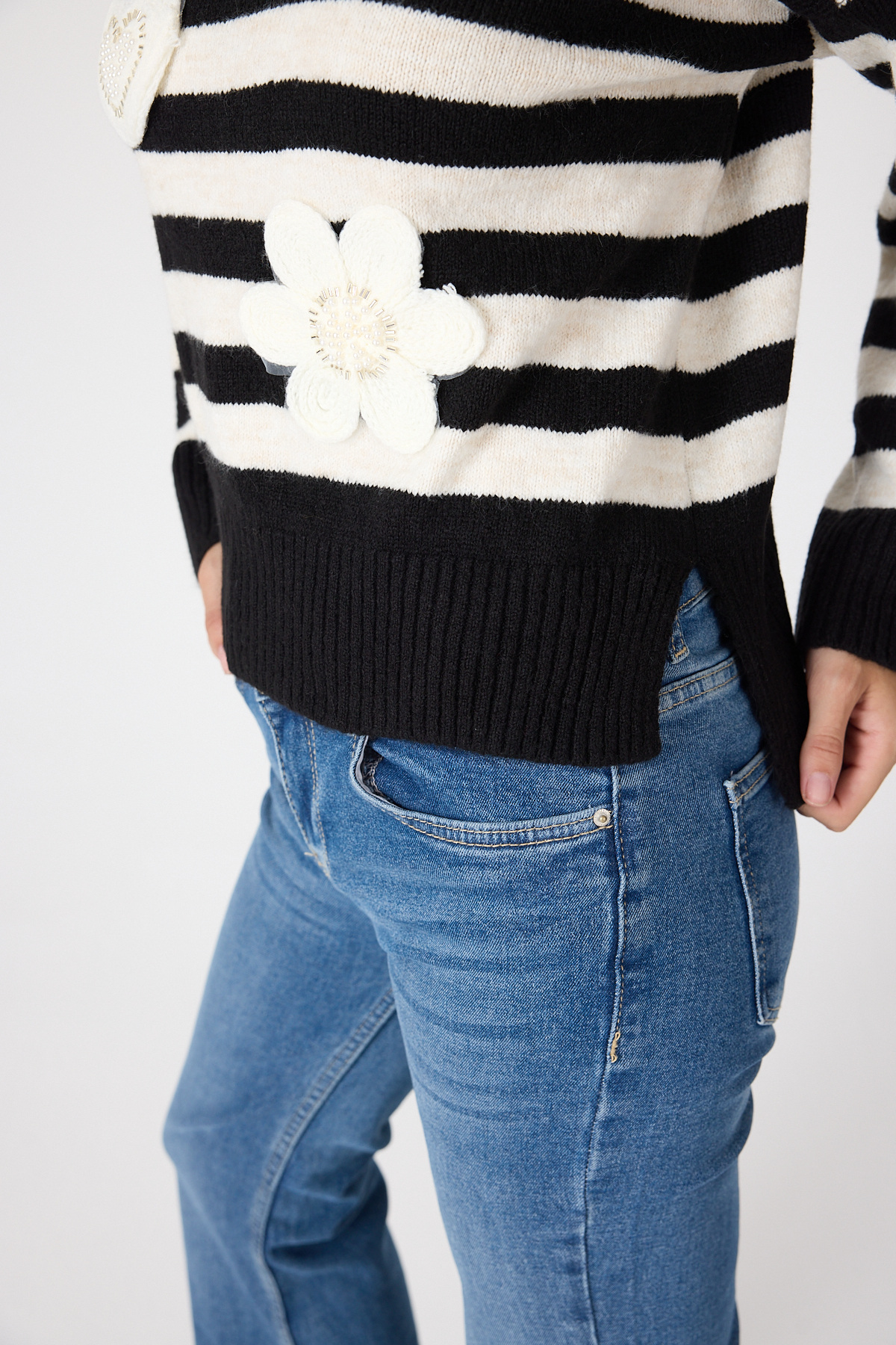 Siyah Çizgili İşleme Detaylı Kazak 7090 - RAYS