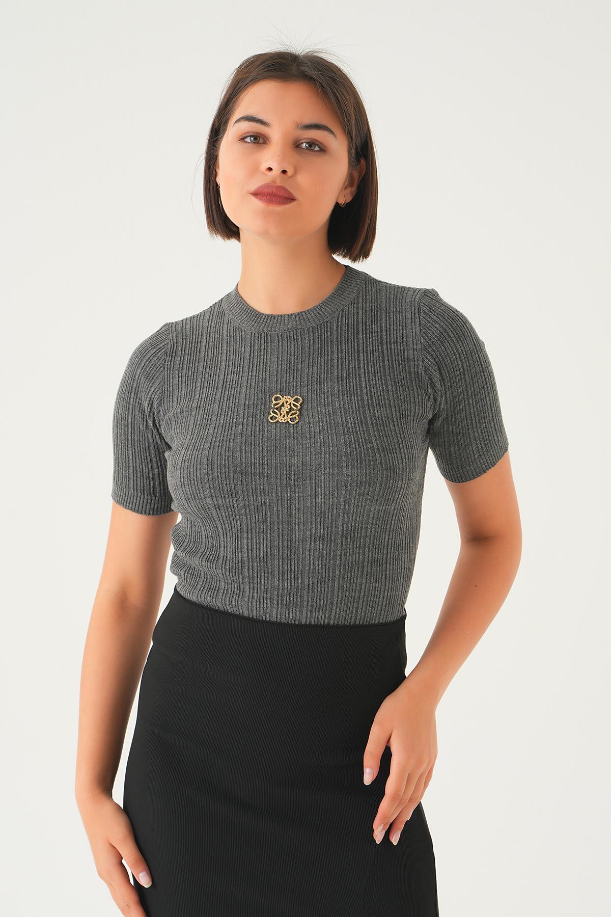 7744 Nakış Detay Kısa Kol Tişört Antrasit 