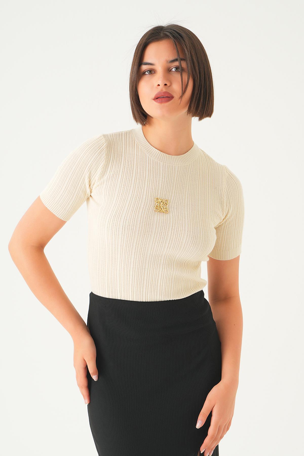 7744 Nakış Detay Kısa Kol Tişört Krem 