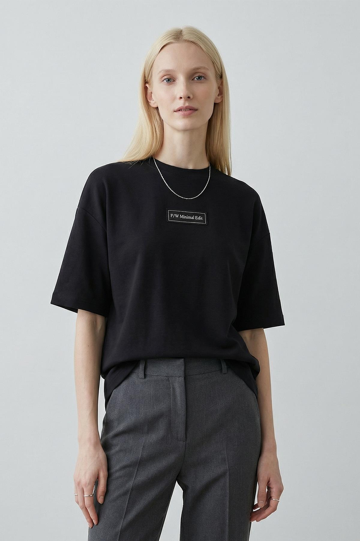 Siyah Yazı Nakışlı Kısa Kol Tişört 7876 