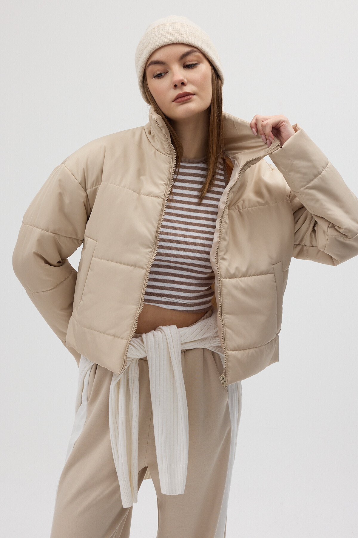 Bej Dik Yaka Fermuarlı Kısa Şişme Kadın Mont 8001 - RAYS