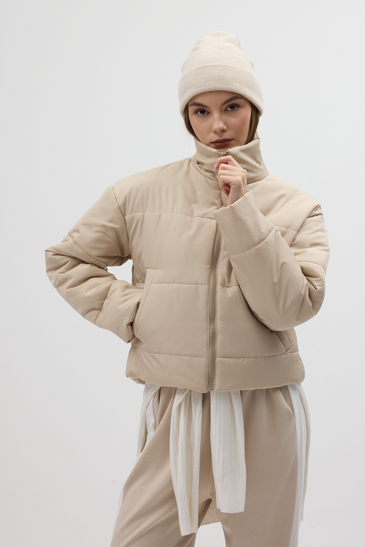 Bej Dik Yaka Fermuarlı Kısa Şişme Kadın Mont 8000 - RAYS (1)