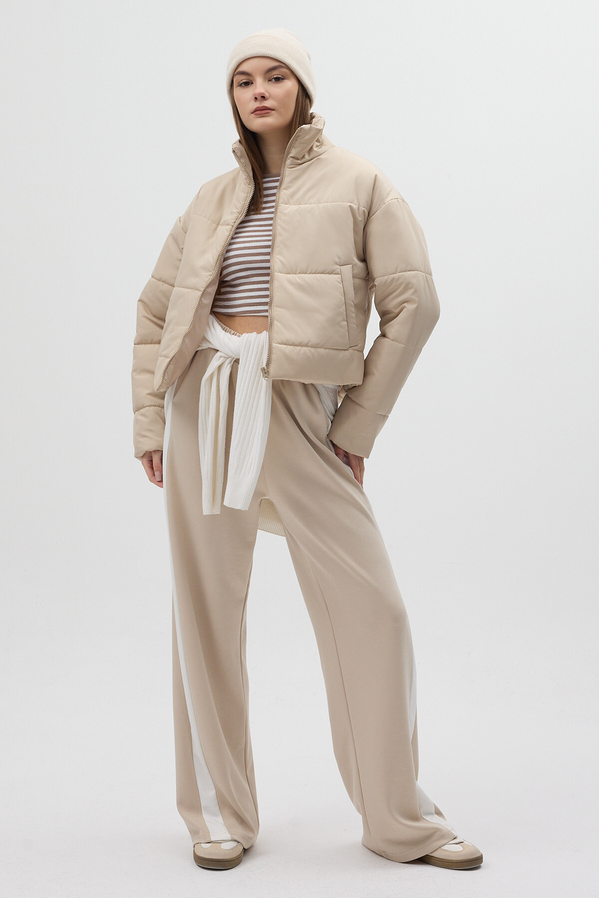 Bej Dik Yaka Fermuarlı Kısa Şişme Kadın Mont 8000 - 3