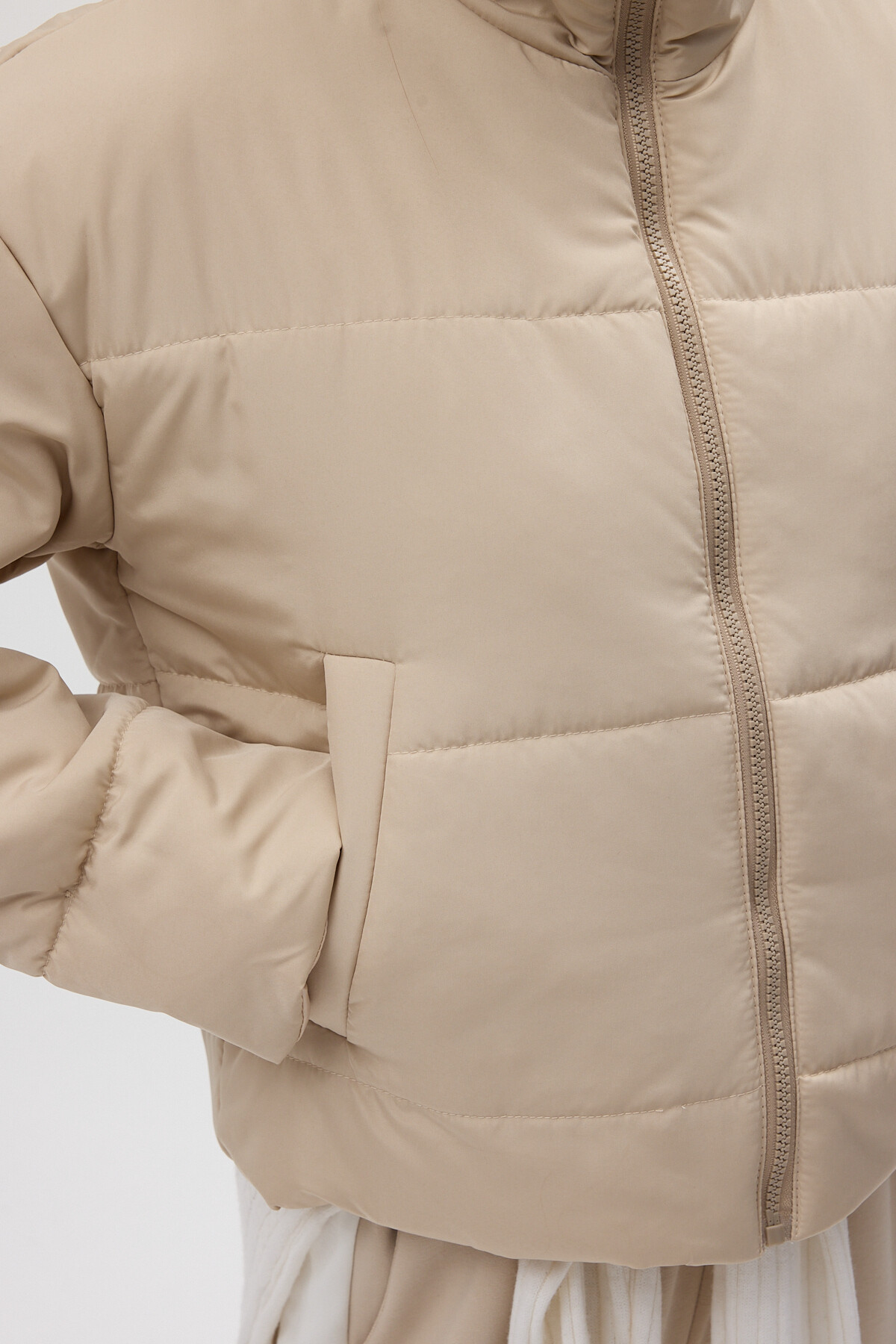 Bej Dik Yaka Fermuarlı Kısa Şişme Kadın Mont 8000 - 4