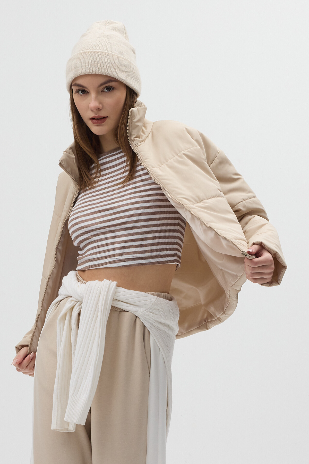 Bej Dik Yaka Fermuarlı Kısa Şişme Kadın Mont 8000 - 8