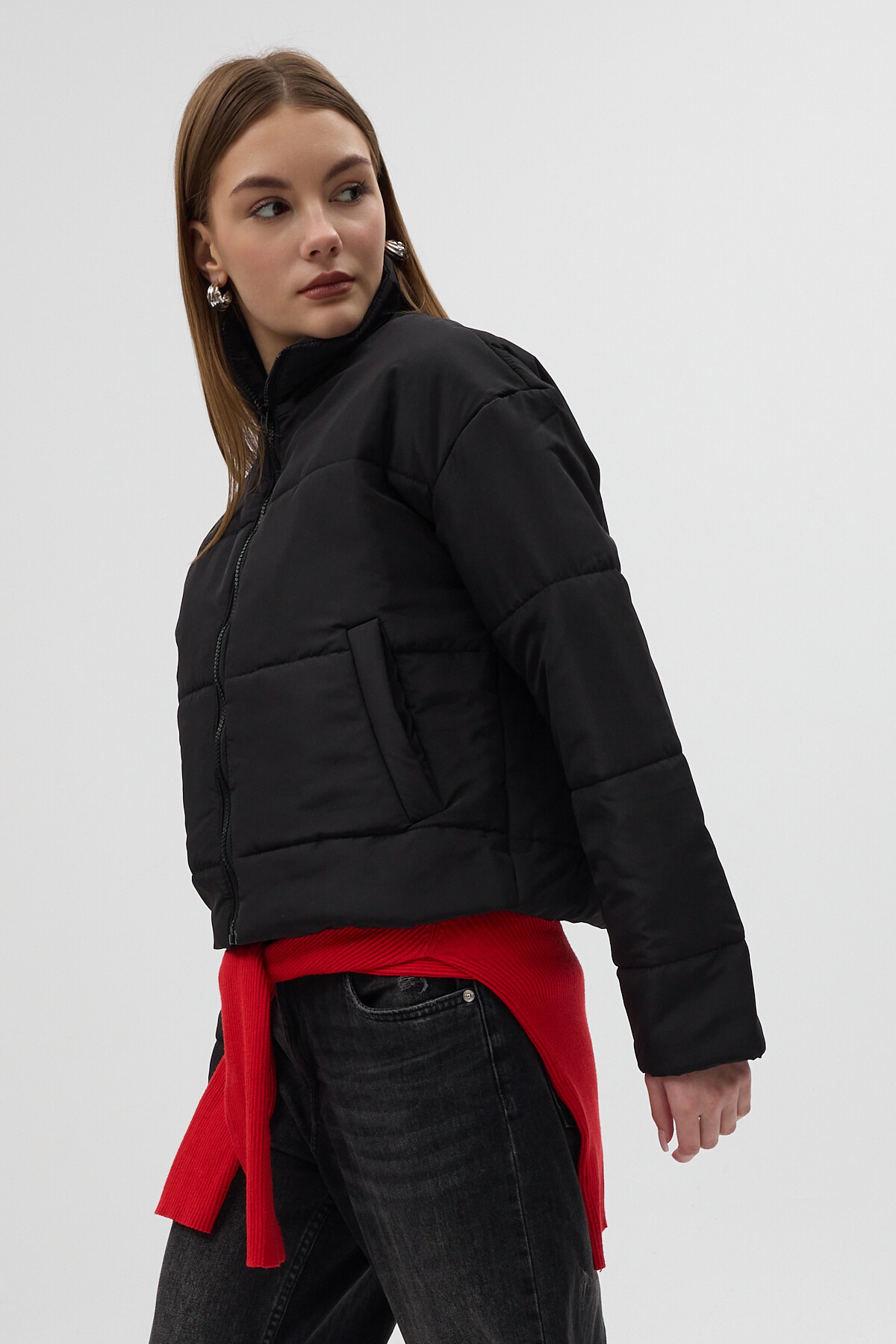 Siyah Dik Yaka Fermuarlı Kısa Şişme Kadın Mont 8000 - 2