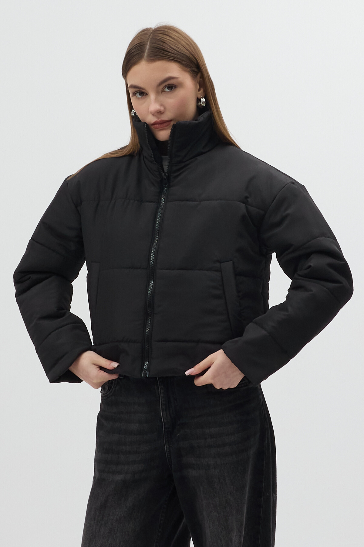 Siyah Dik Yaka Fermuarlı Kısa Şişme Kadın Mont 8000 - 1