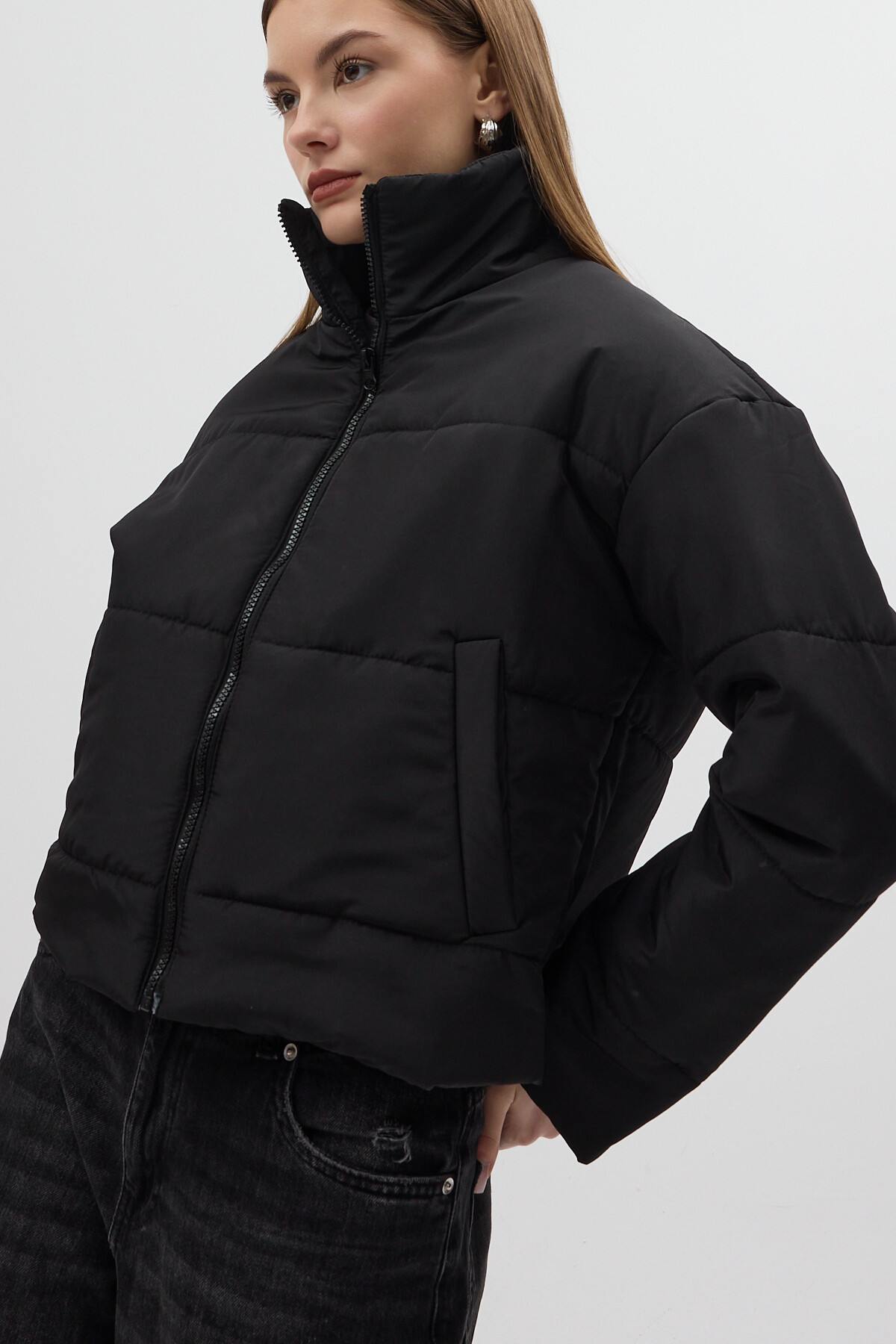 Siyah Dik Yaka Fermuarlı Kısa Şişme Kadın Mont 8000 - 4