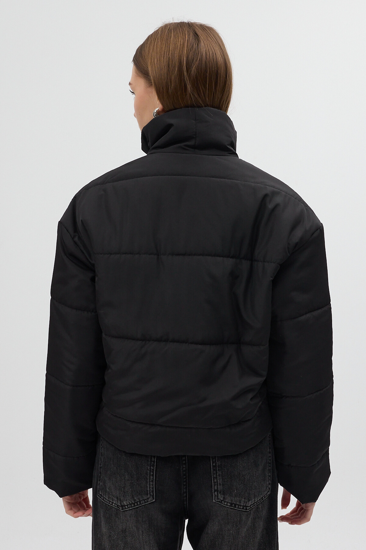 Siyah Dik Yaka Fermuarlı Kısa Şişme Kadın Mont 8000 - 5