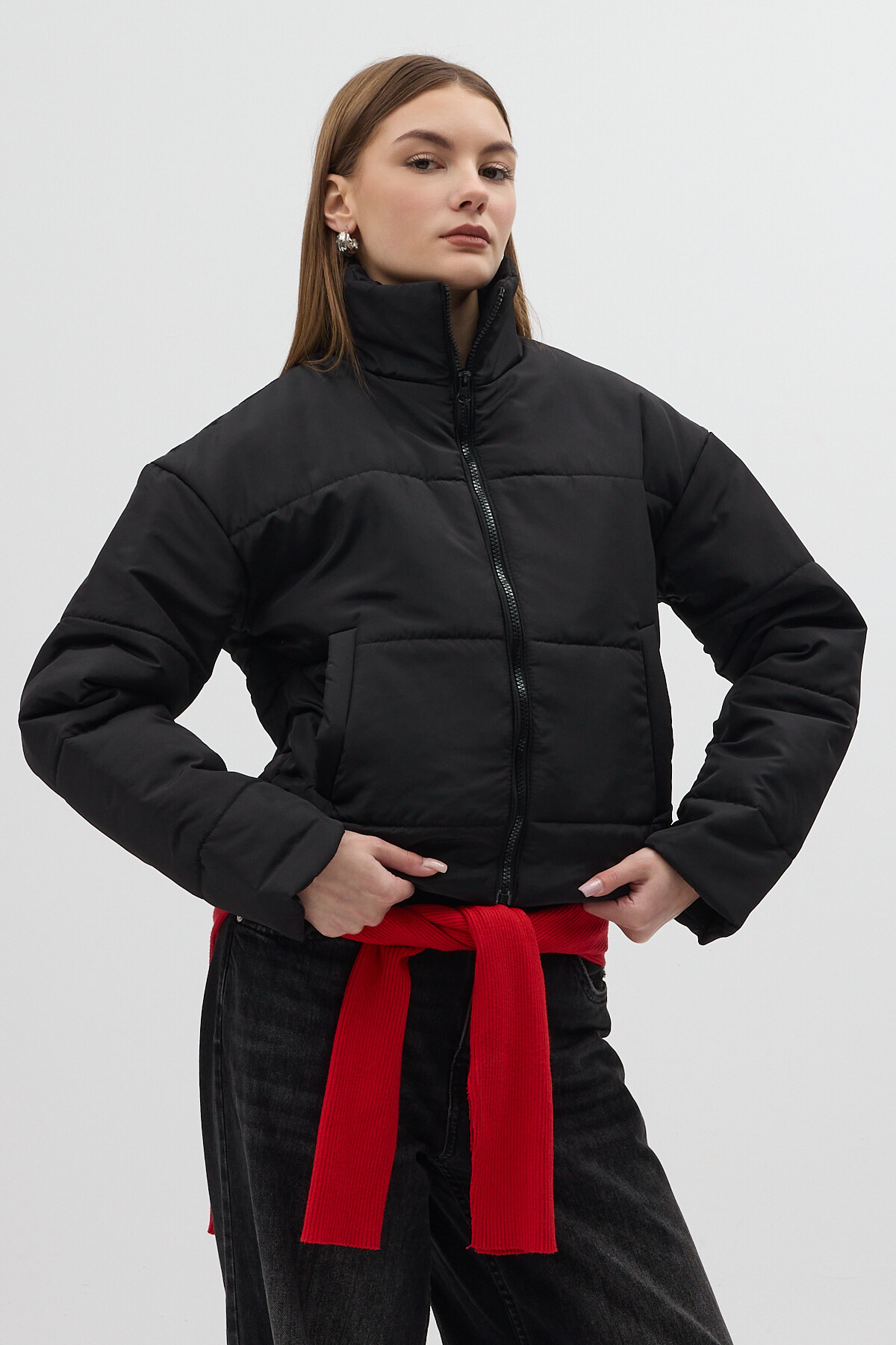 Siyah Dik Yaka Fermuarlı Kısa Şişme Kadın Mont 8000 - 6