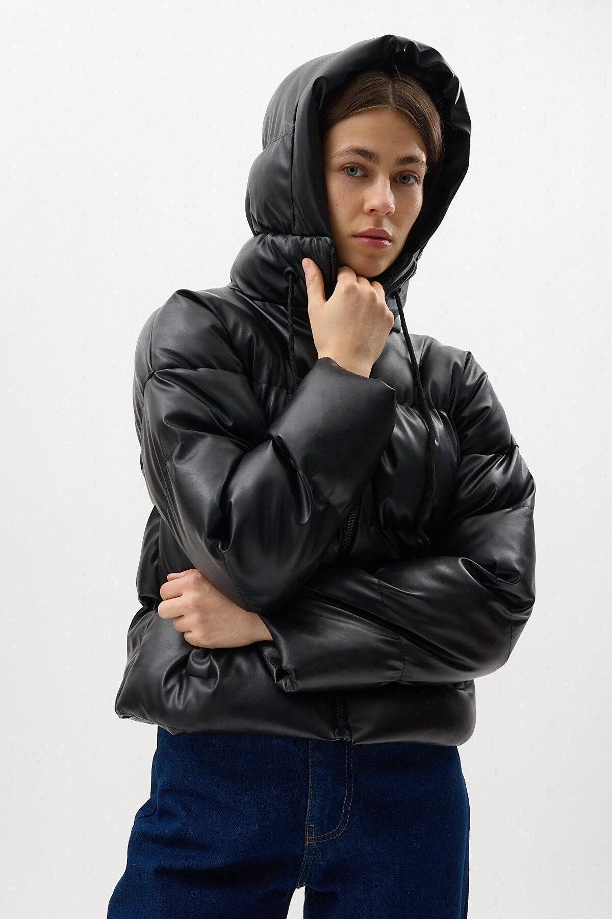 Siyah Deri Görünümlü Kapüşonlu Fermuarlı Şişme Kadın Mont 8001 - RAYS