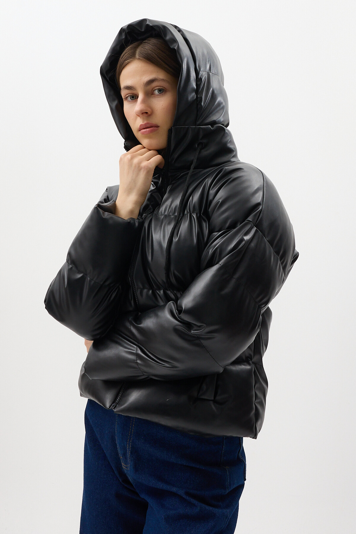 Siyah Deri Görünümlü Kapüşonlu Fermuarlı Şişme Kadın Mont 8001 - RAYS (1)