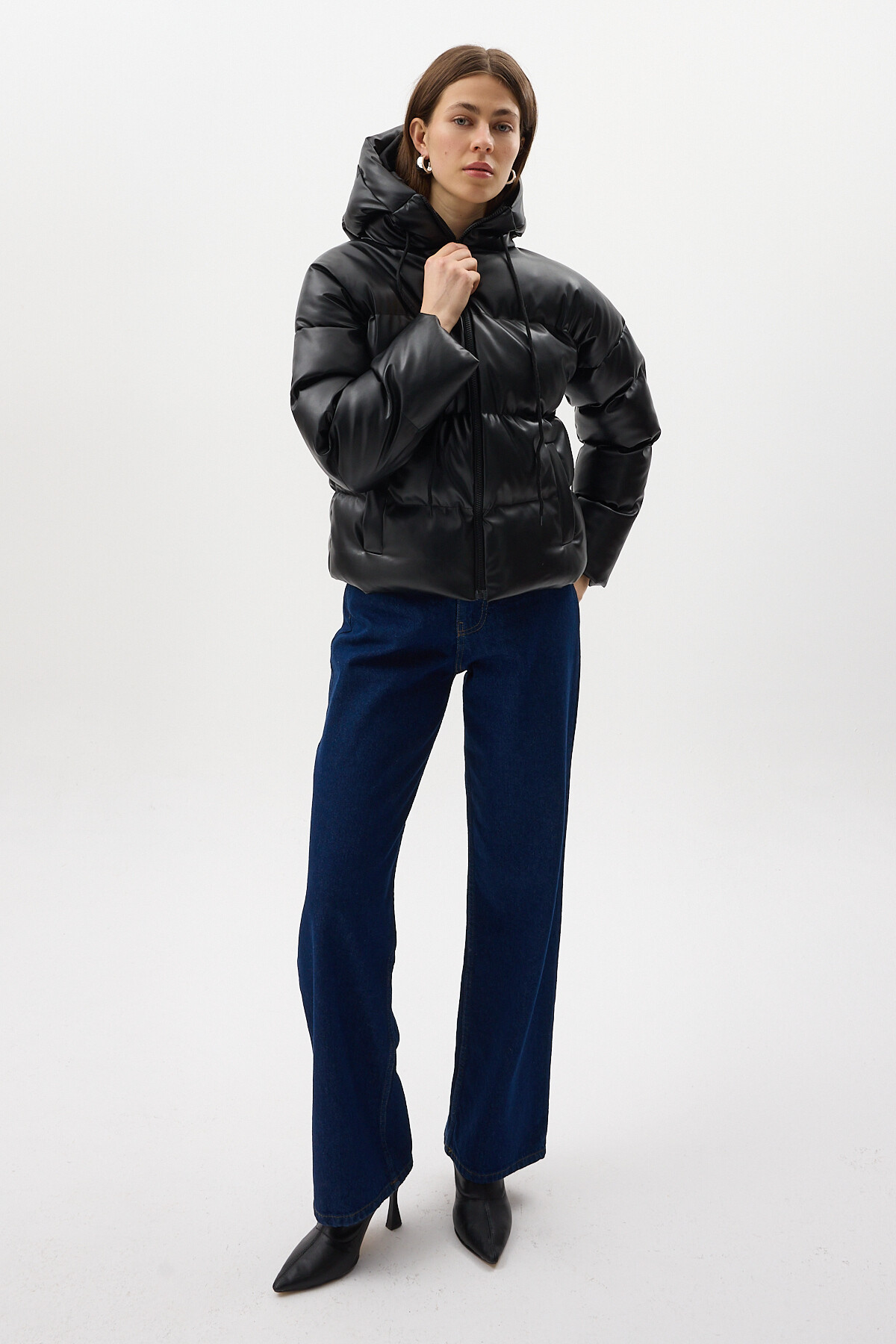 Siyah Deri Görünümlü Kapüşonlu Fermuarlı Şişme Kadın Mont 8001 - 6