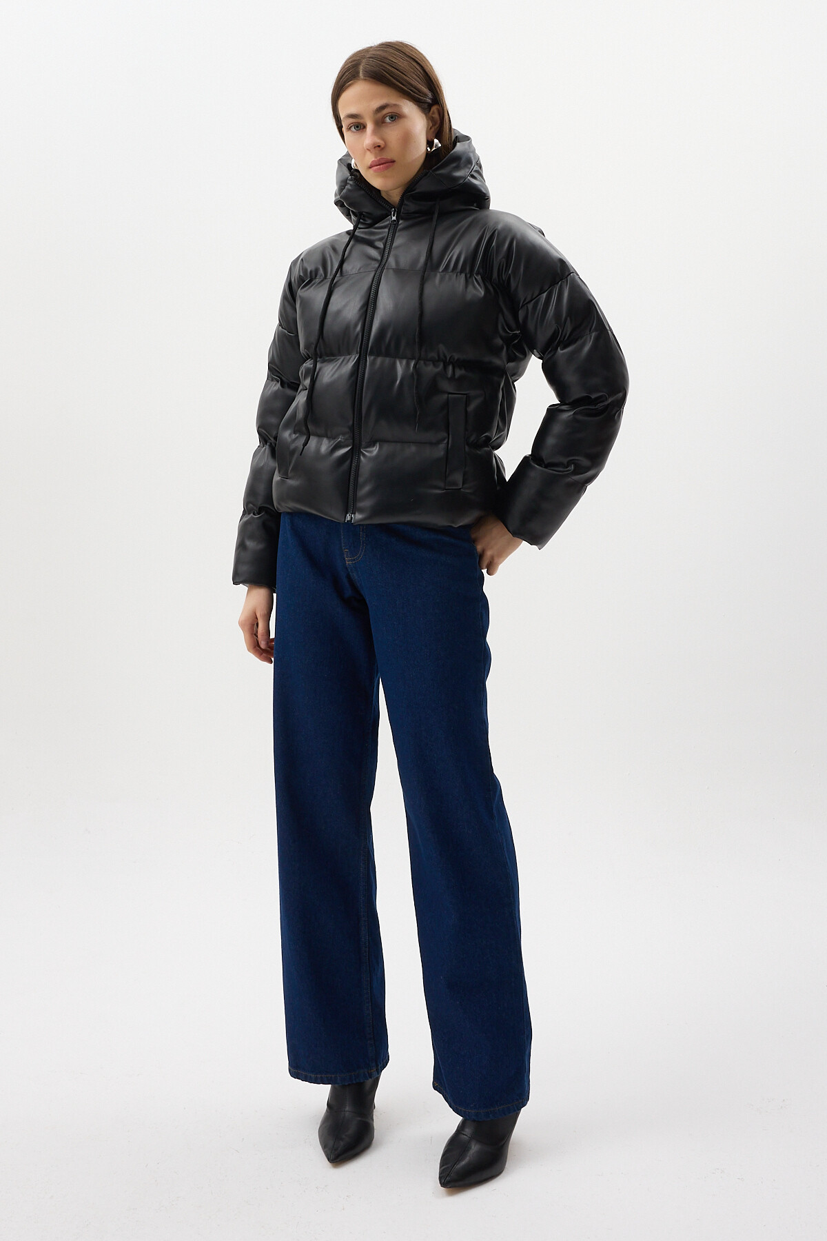 Siyah Deri Görünümlü Kapüşonlu Fermuarlı Şişme Kadın Mont 8001 - 7