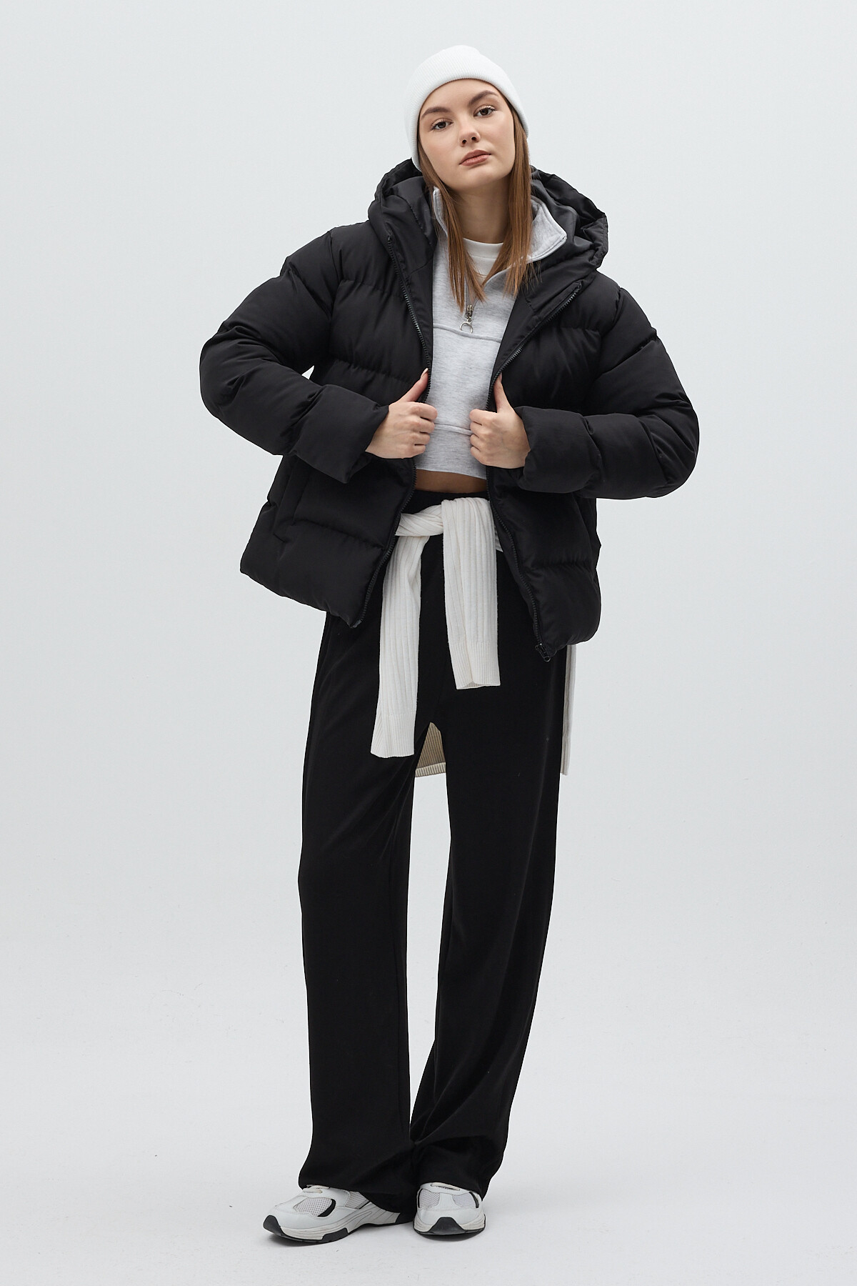 Siyah Kapüşonlu Dik Yaka Fermuarlı Kısa Şişme Kadın Mont 8002 - 3