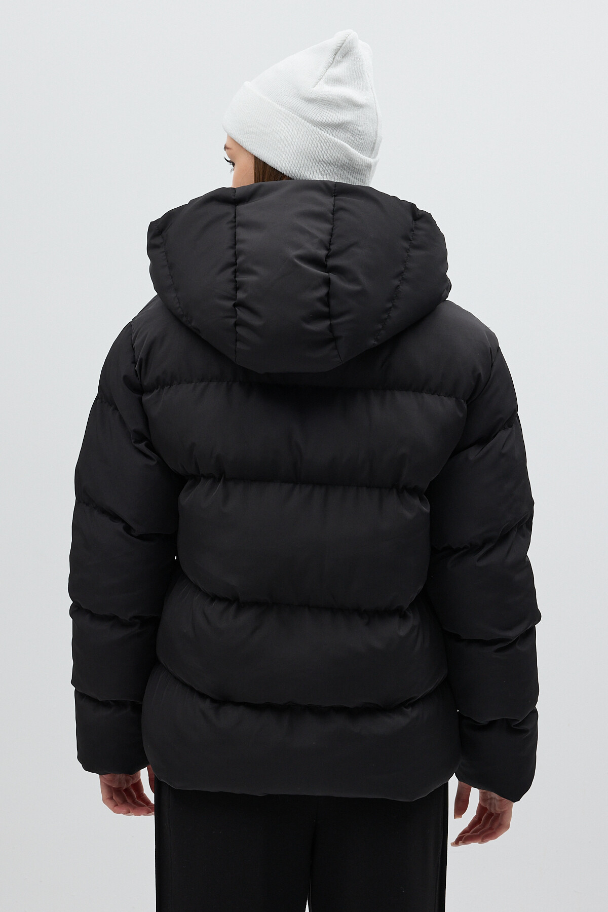 Siyah Kapüşonlu Dik Yaka Fermuarlı Kısa Şişme Kadın Mont 8002 - 5