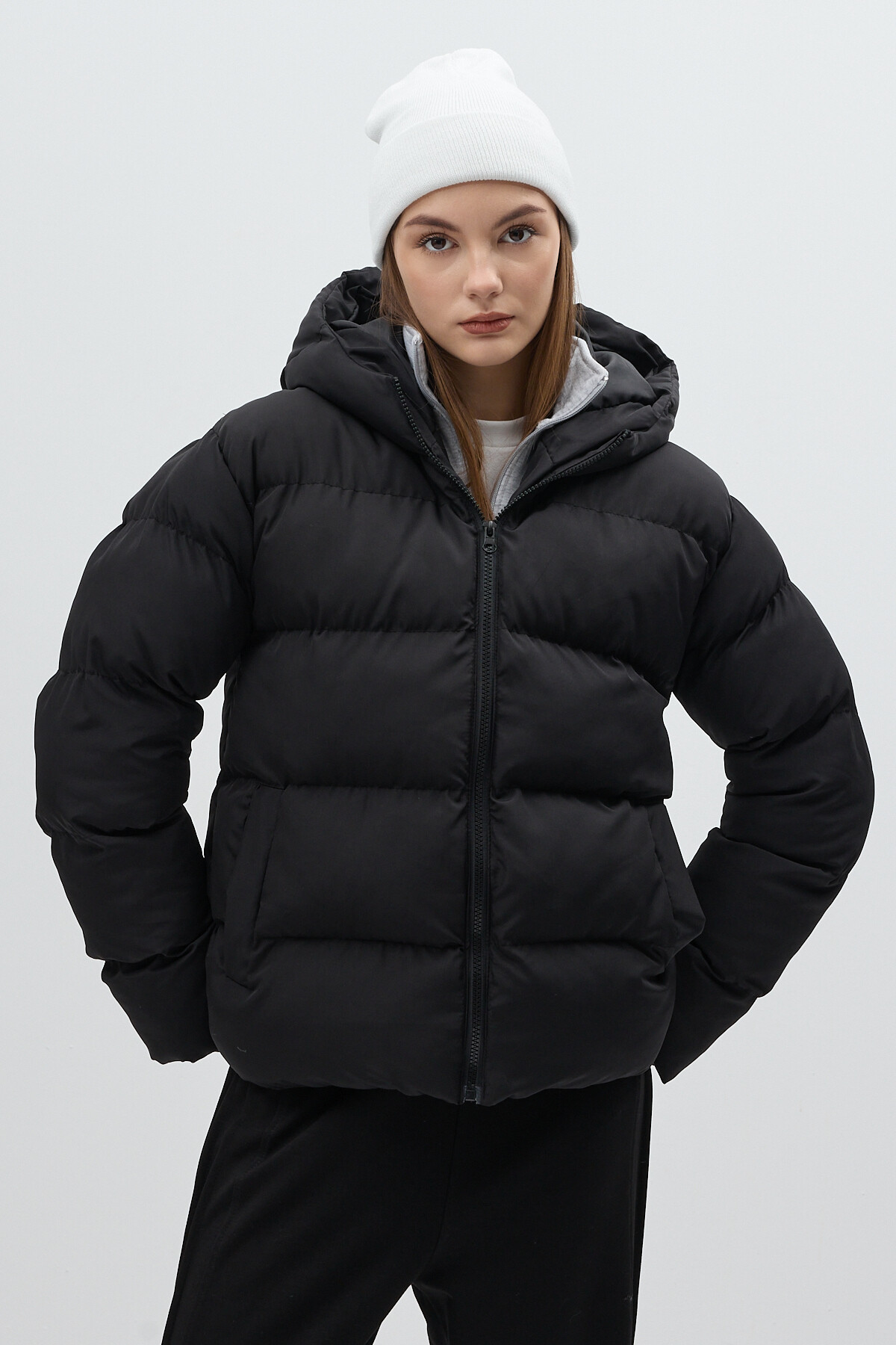 Siyah Kapüşonlu Dik Yaka Fermuarlı Kısa Şişme Kadın Mont 8002 - RAYS