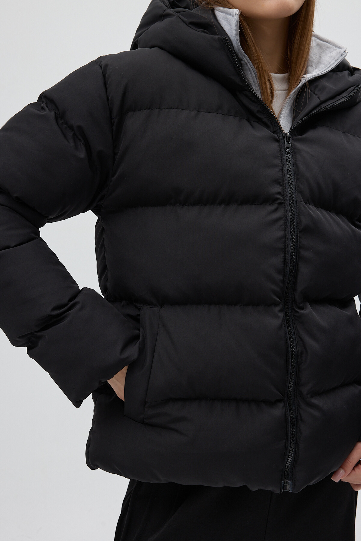 Siyah Kapüşonlu Dik Yaka Fermuarlı Kısa Şişme Kadın Mont 8002 - 4