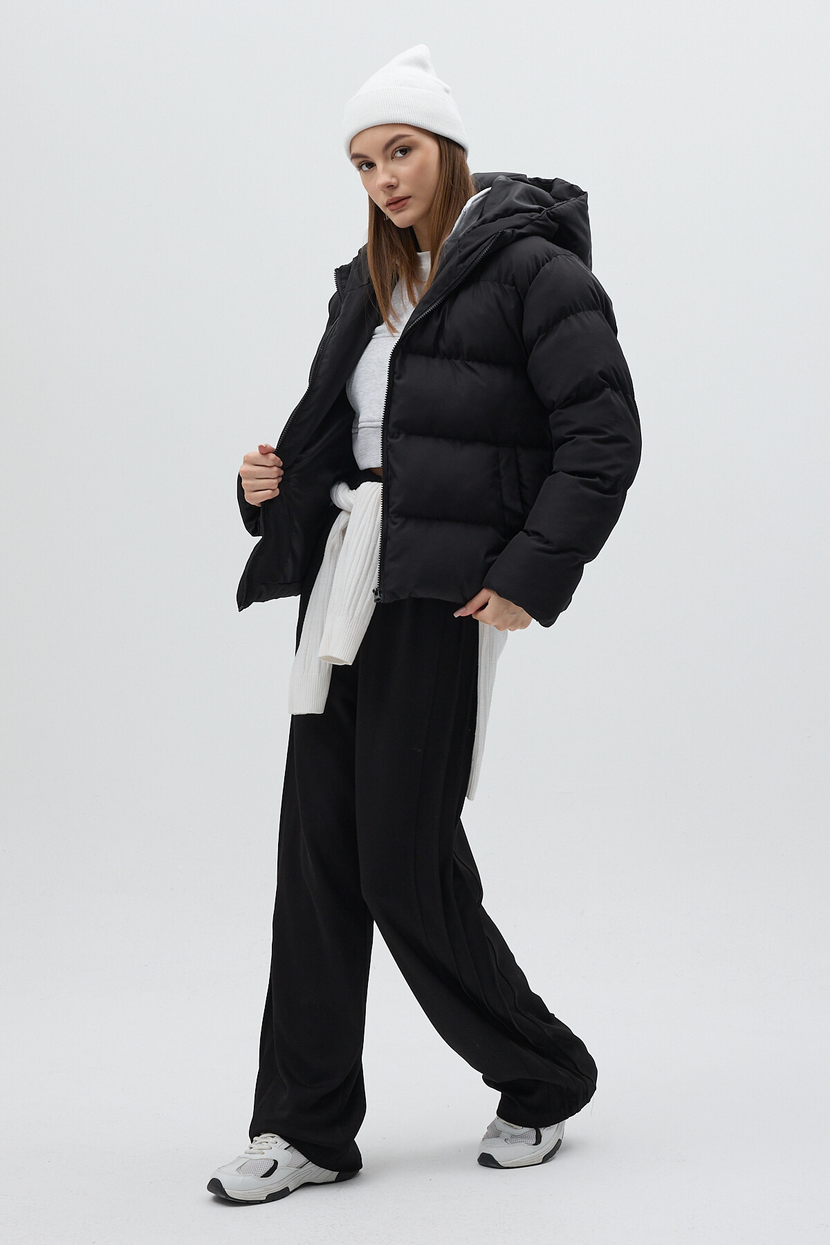 Siyah Kapüşonlu Dik Yaka Fermuarlı Kısa Şişme Kadın Mont 8002 - 6