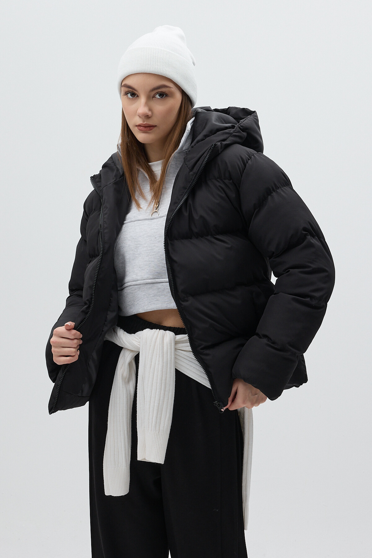 Siyah Kapüşonlu Dik Yaka Fermuarlı Kısa Şişme Kadın Mont 8002 - 8