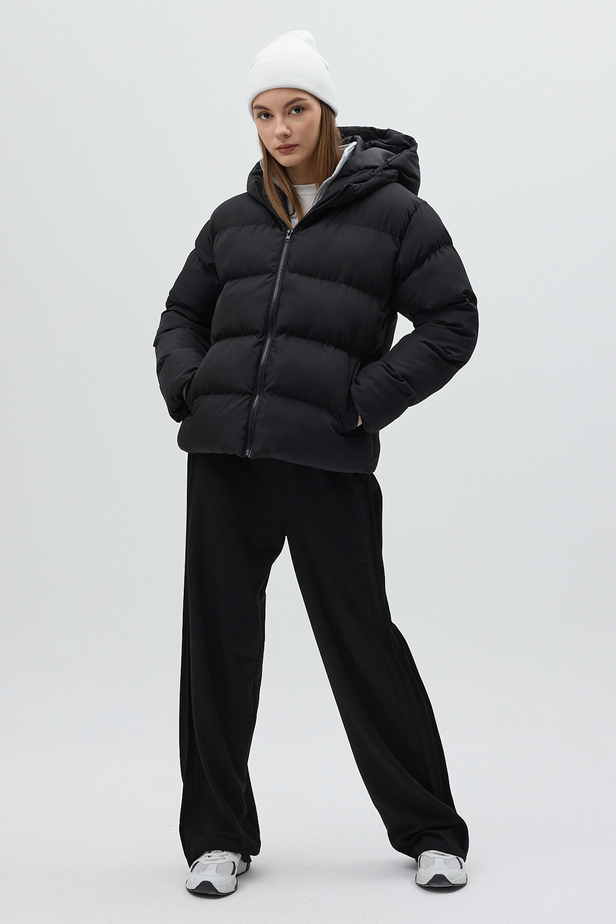 Siyah Kapüşonlu Dik Yaka Fermuarlı Kısa Şişme Kadın Mont 8002 - 9