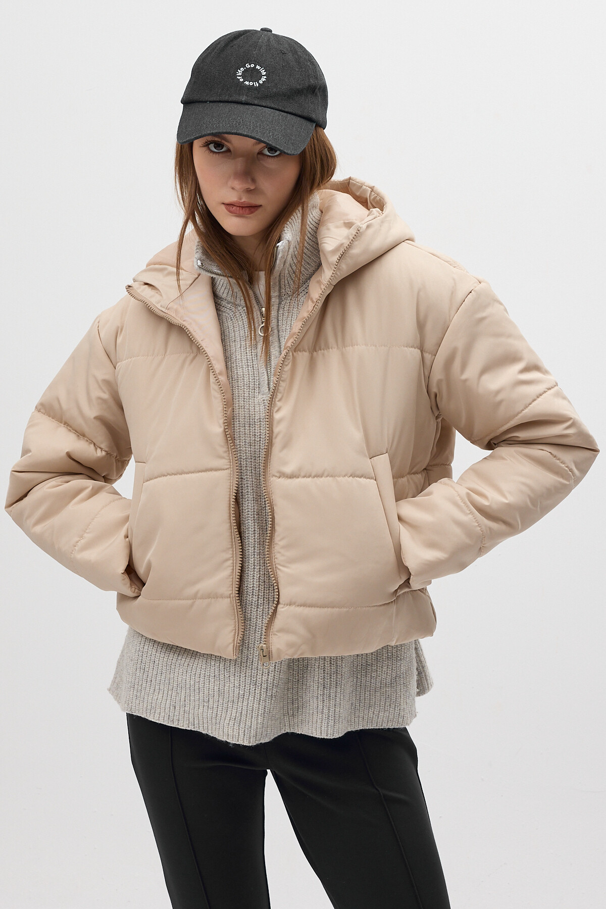 Bej Kapüşonlu Cepli Kısa Kapitone Şişme Kadın Mont 8010 - RAYS