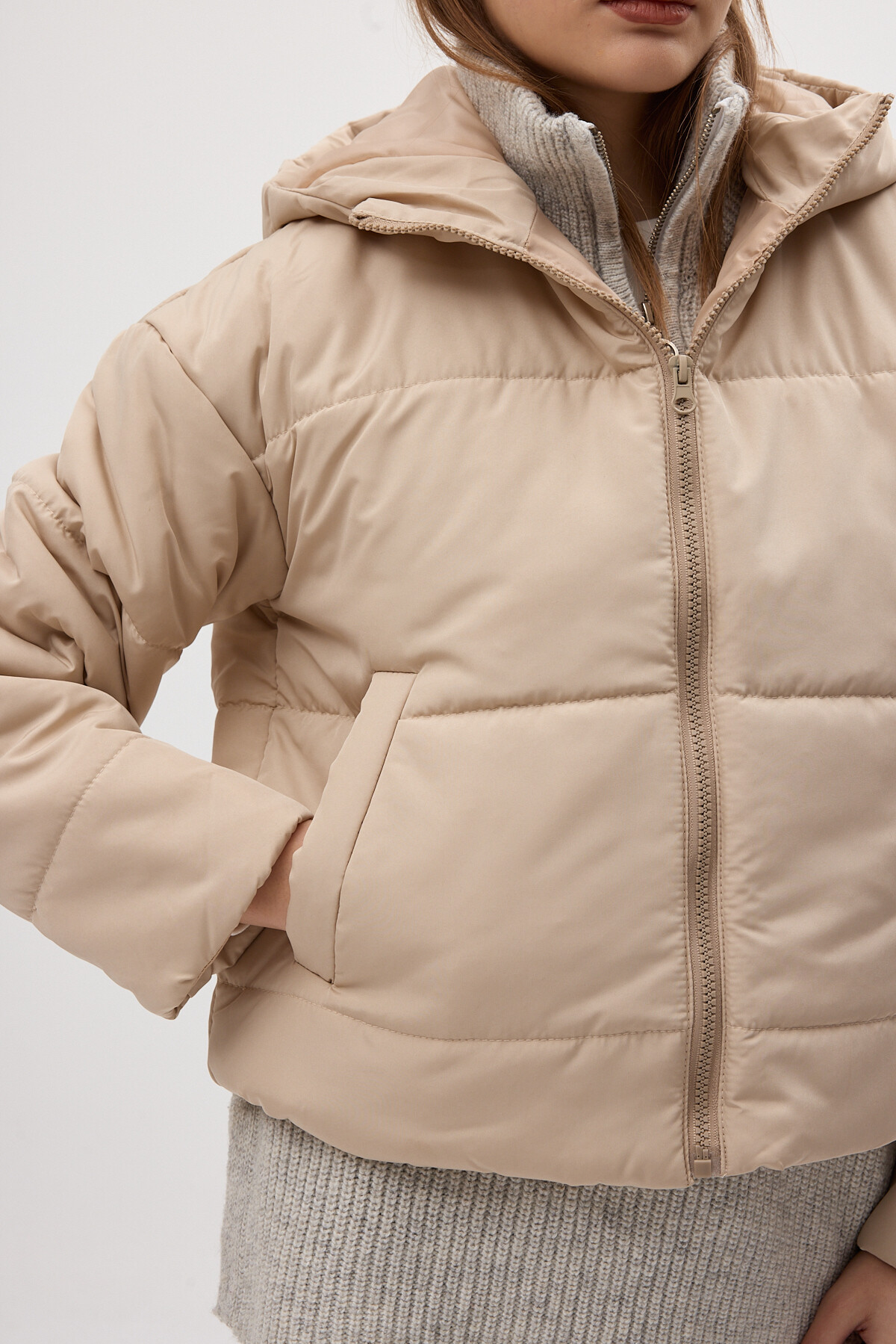 Bej Kapüşonlu Cepli Kısa Kapitone Şişme Kadın Mont 8010 - RAYS