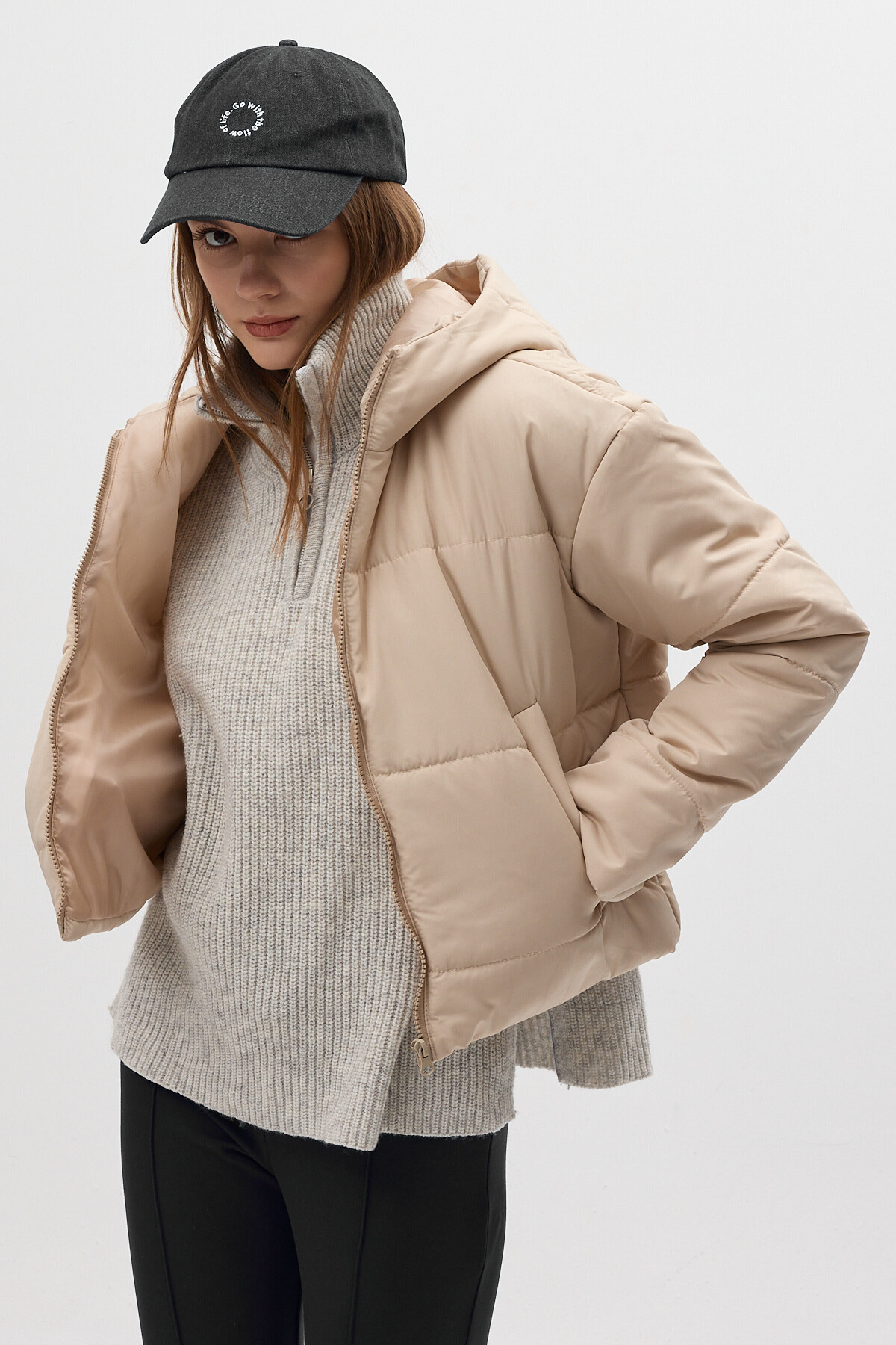 Bej Kapüşonlu Cepli Kısa Kapitone Şişme Kadın Mont 8010 - 6