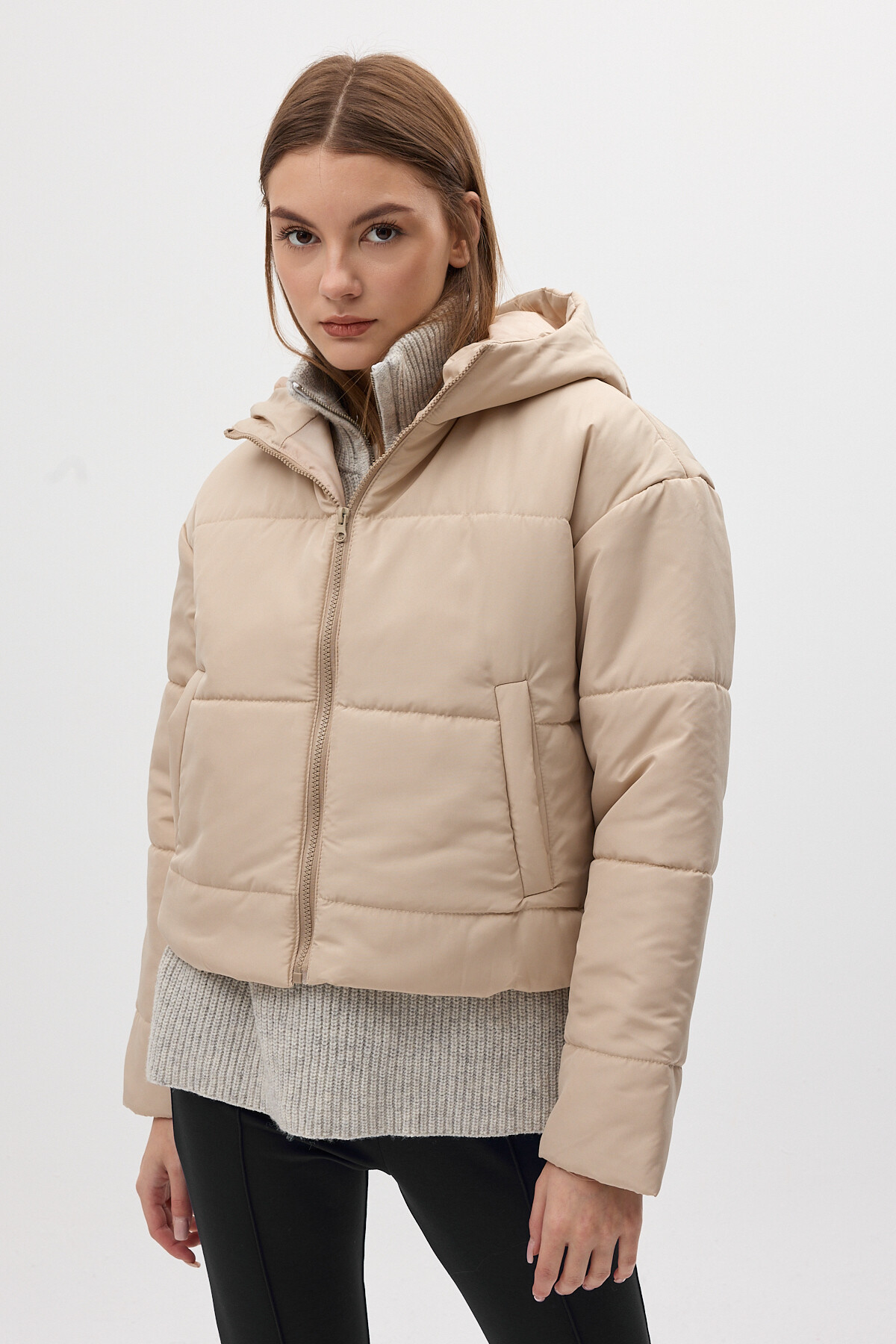 Bej Kapüşonlu Cepli Kısa Kapitone Şişme Kadın Mont 8010 - 7