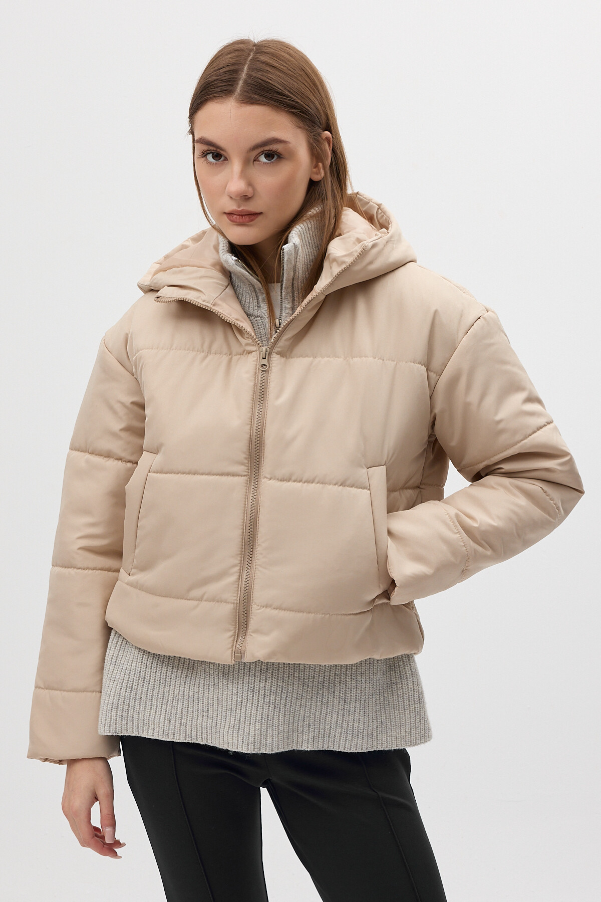 Bej Kapüşonlu Cepli Kısa Kapitone Şişme Kadın Mont 8010 - 2