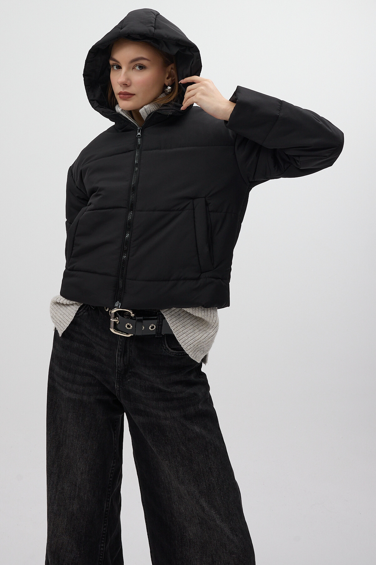 Siyah Kapüşonlu Cepli Kısa Şişme Kadın Mont 8020 - RAYS (1)