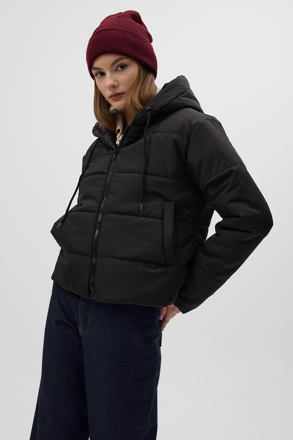 Siyah Kapüşonlu Cepli Kısa Şişme Kadın Mont 8020 - 6