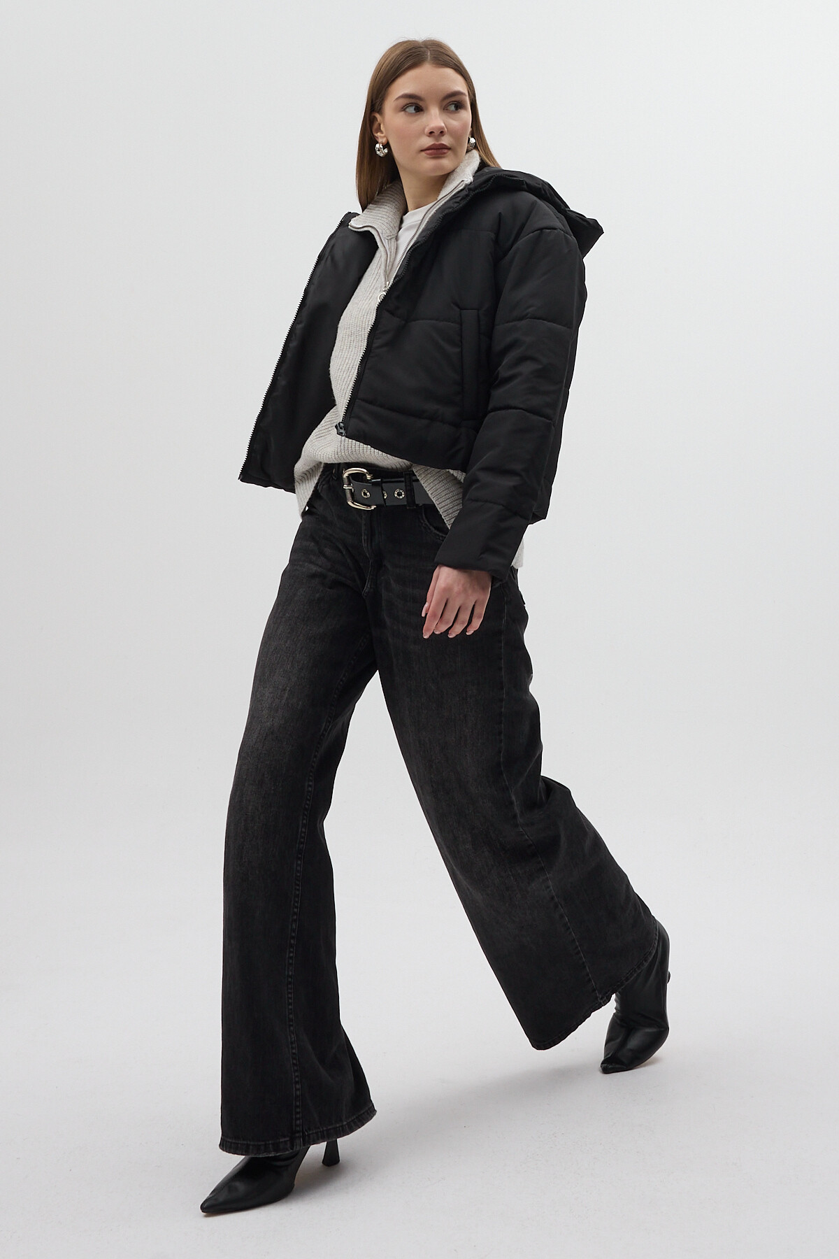 Siyah Kapüşonlu Cepli Kısa Şişme Kadın Mont 8020 - 8