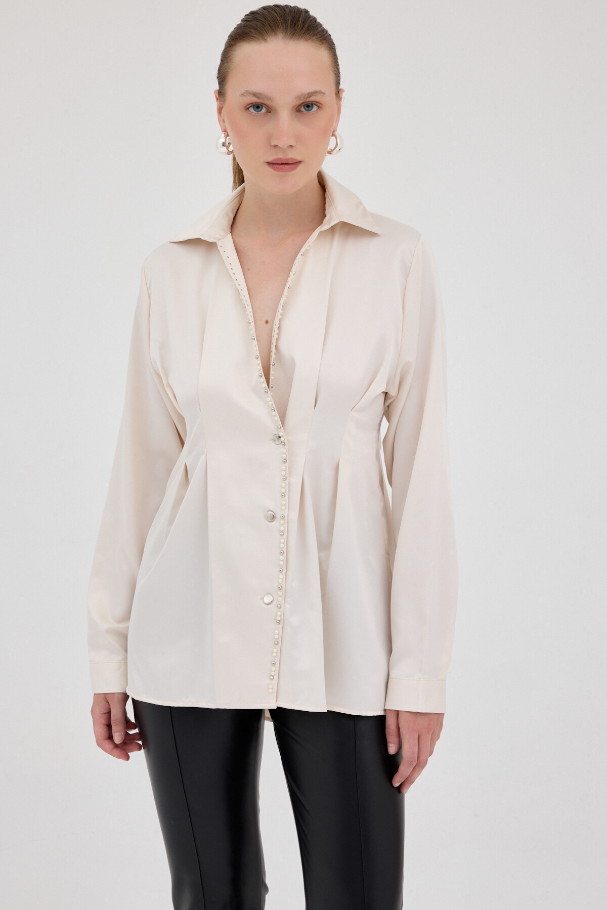 Bej Kruvaze Kesim Taş İşlemeli Kadın Saten Gömlek 8149A - RAYS