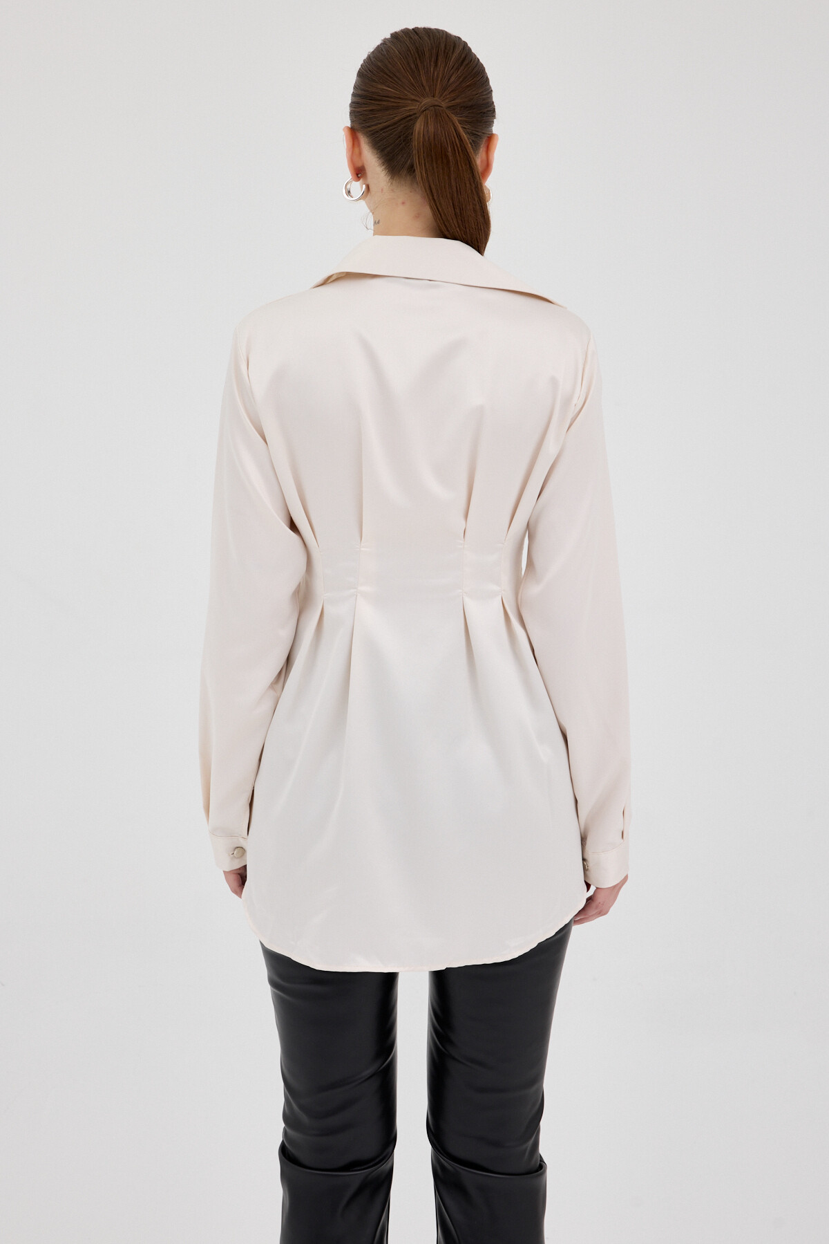 Bej Kruvaze Kesim Taş İşlemeli Kadın Saten Gömlek 8149A - 5