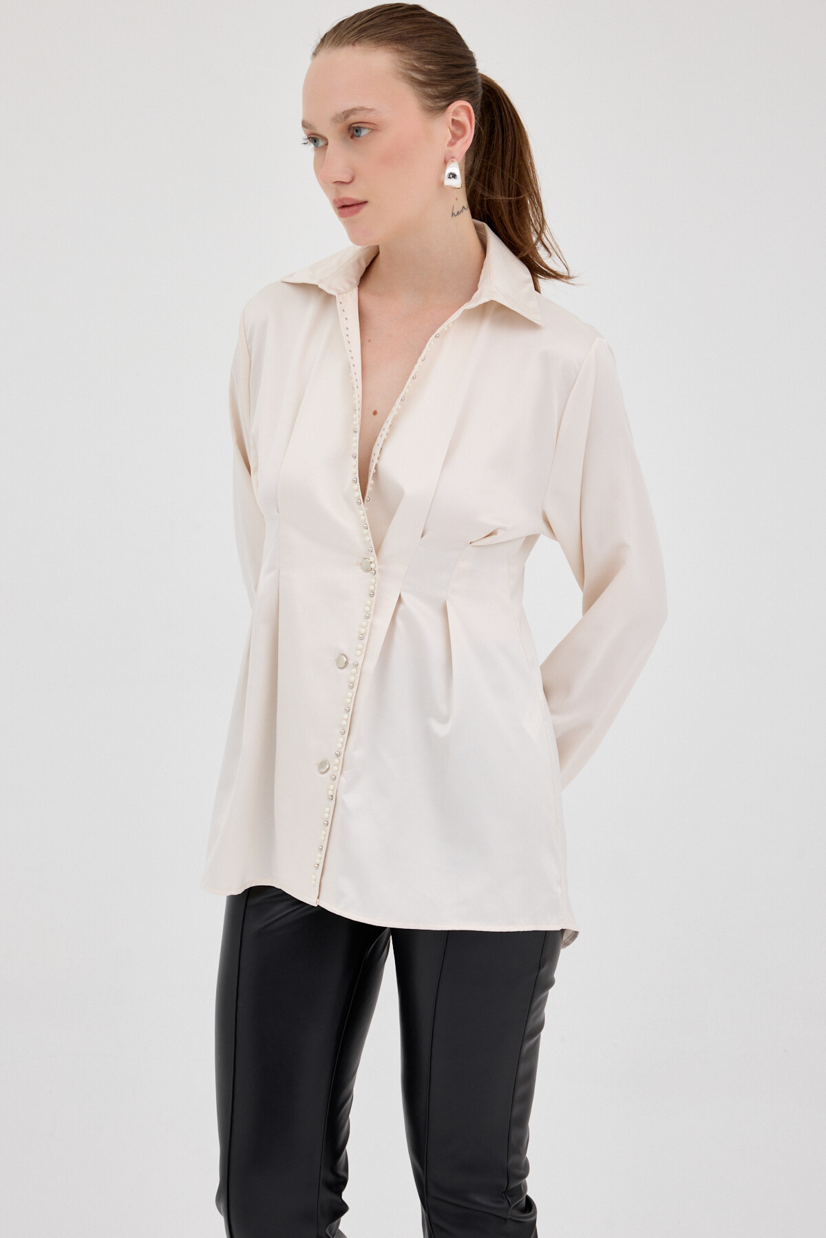 Bej Kruvaze Kesim Taş İşlemeli Kadın Saten Gömlek 8149A - 6