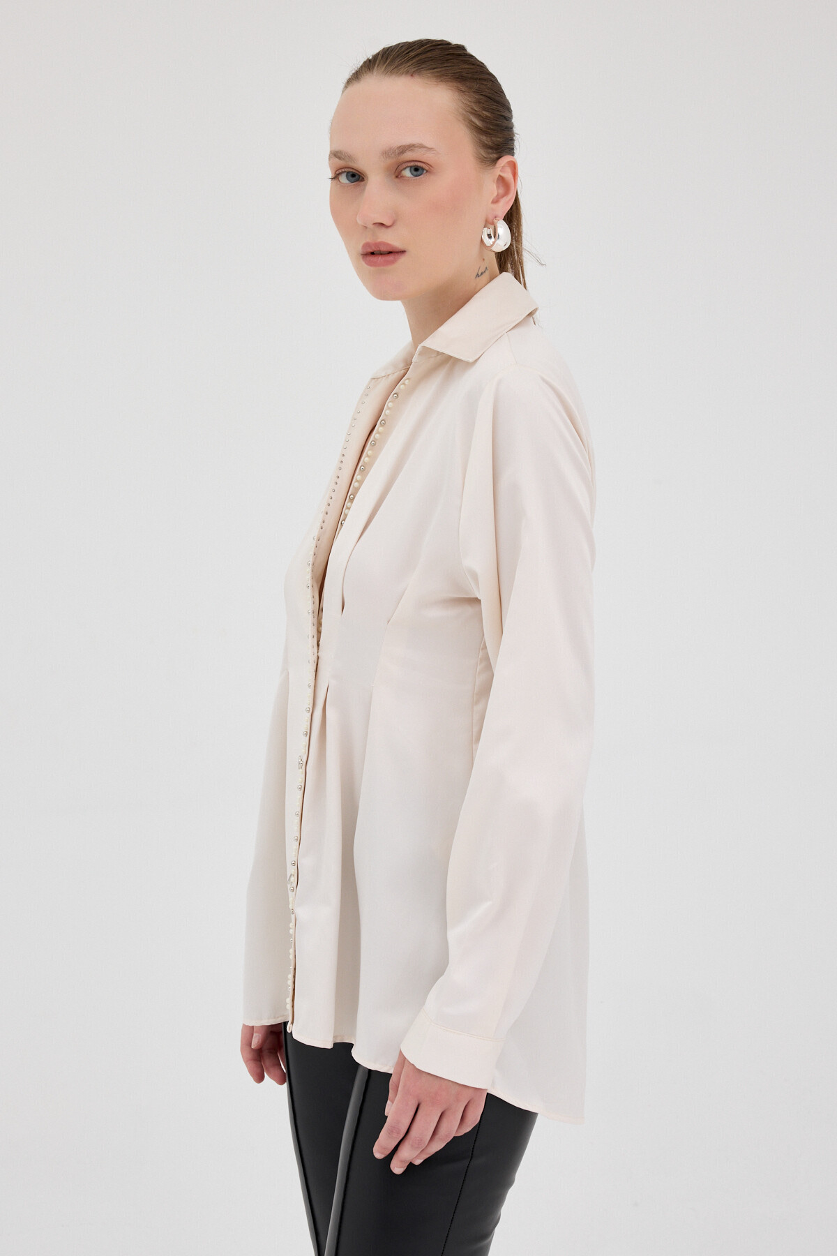 Bej Kruvaze Kesim Taş İşlemeli Kadın Saten Gömlek 8149A - 7