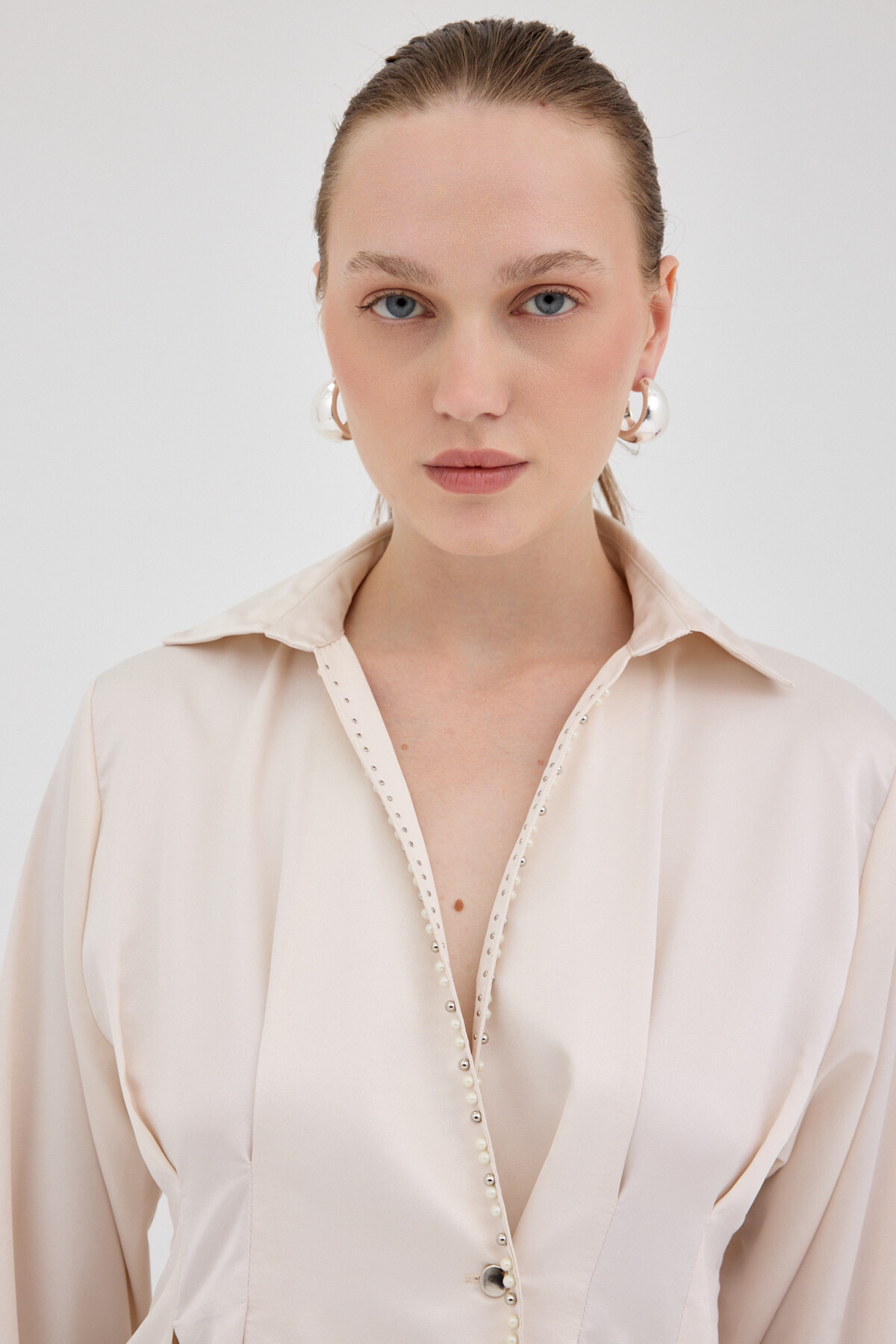 Bej Kruvaze Kesim Taş İşlemeli Kadın Saten Gömlek 8149A - 4