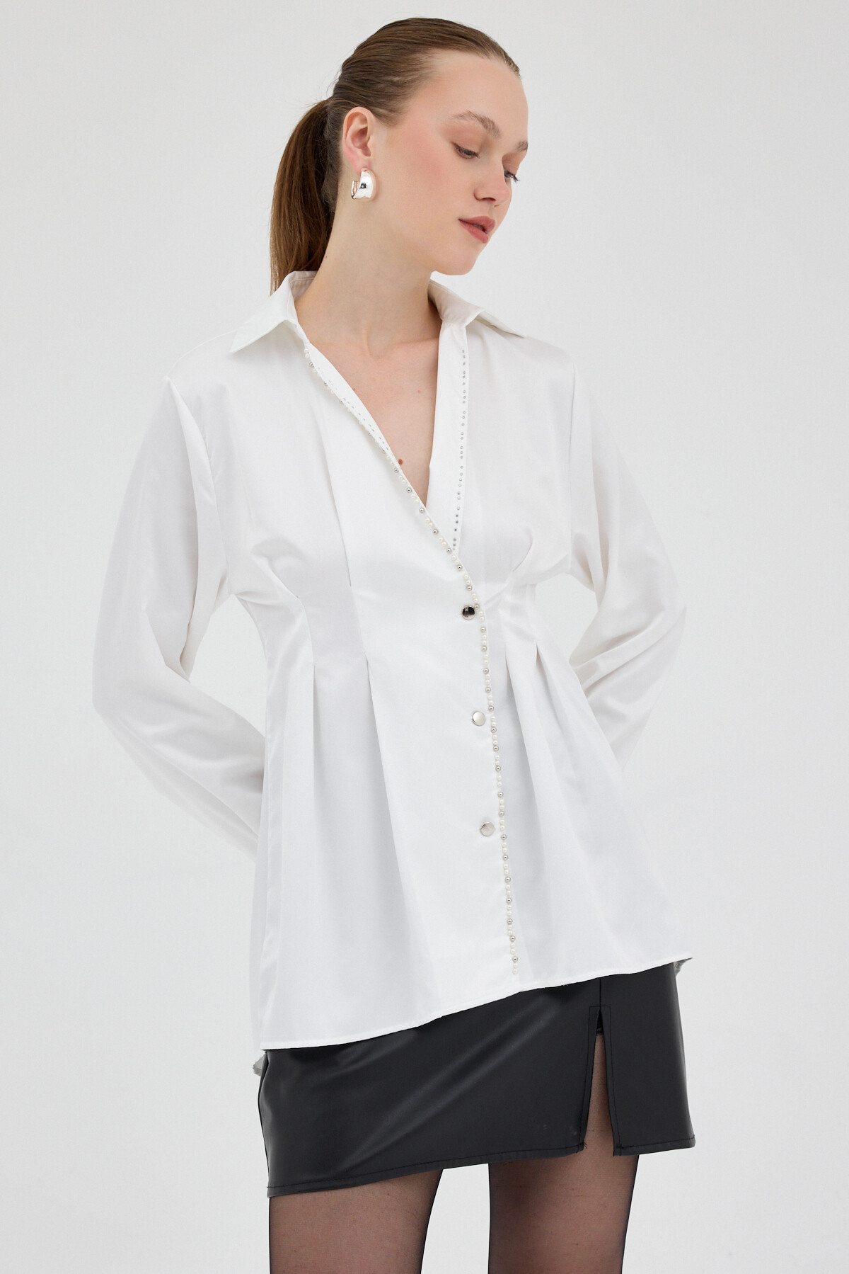 Beyaz Kruvaze Kesim Taş İşlemeli Kadın Saten Gömlek 8149A - 3