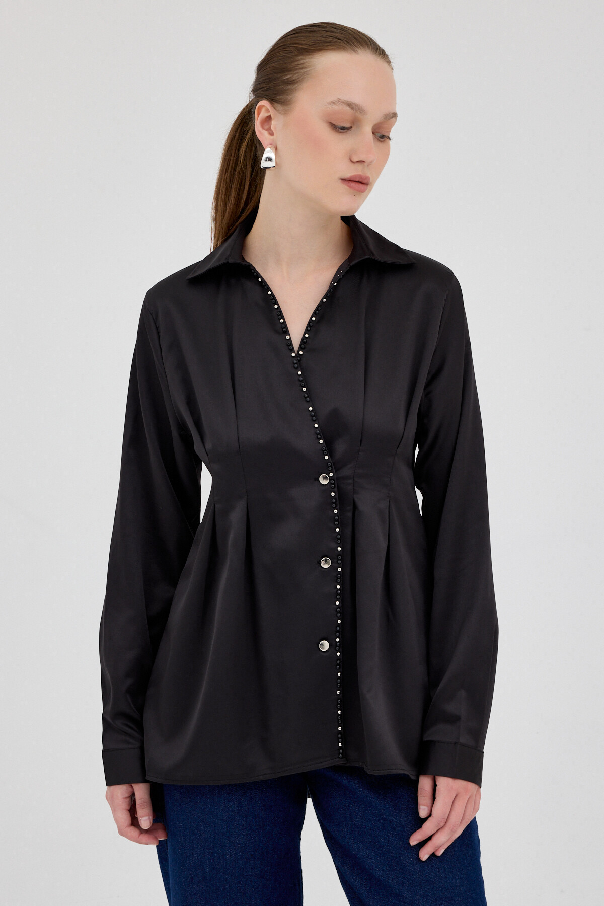 Siyah Kruvaze Kesim Taş İşlemeli Kadın Saten Gömlek 8149A - 2