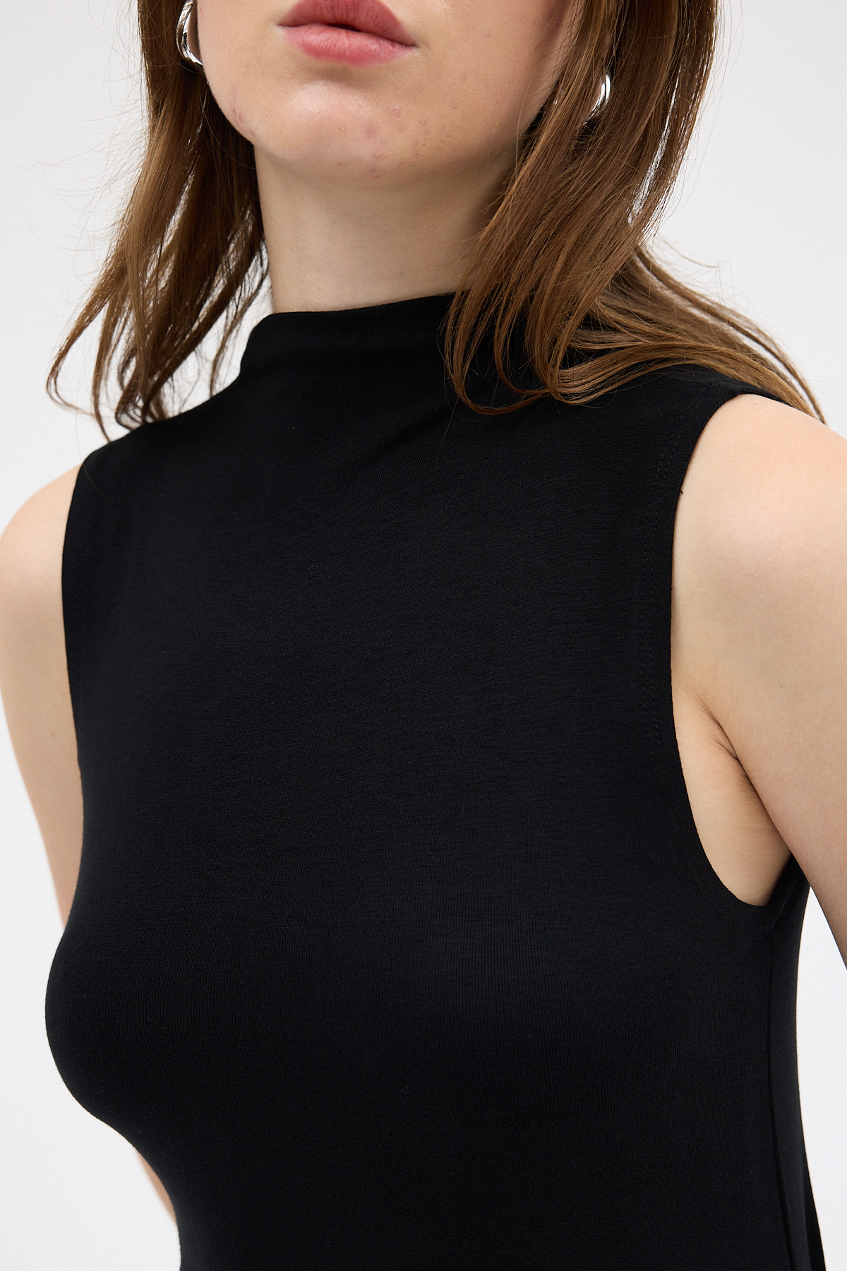 Siyah Kadın Kolsuz Yüksek Yaka Body 8155A - 4