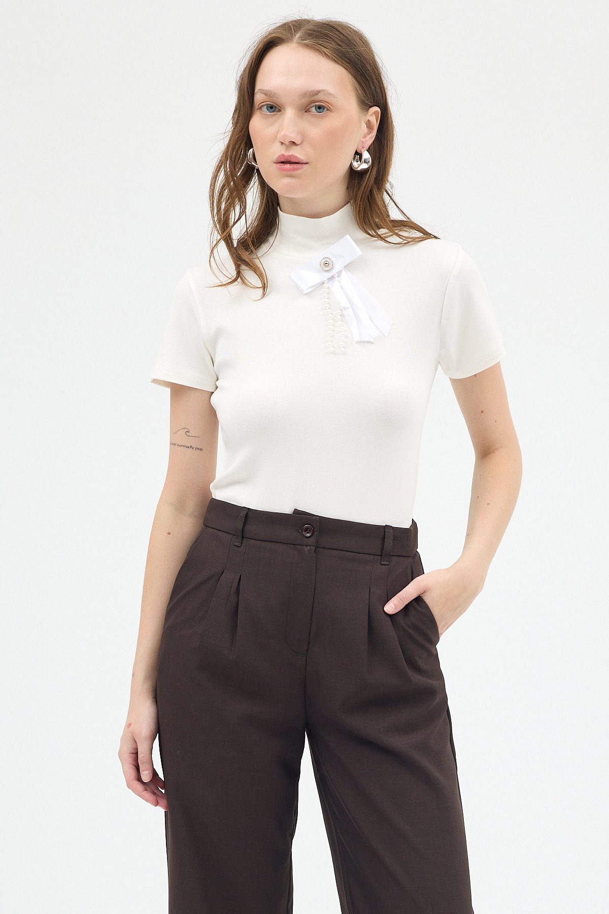 Ekru Yumuşak Dokulu Fiyonk Detaylı Yüksek Yaka Kadın Bluz 8184A 