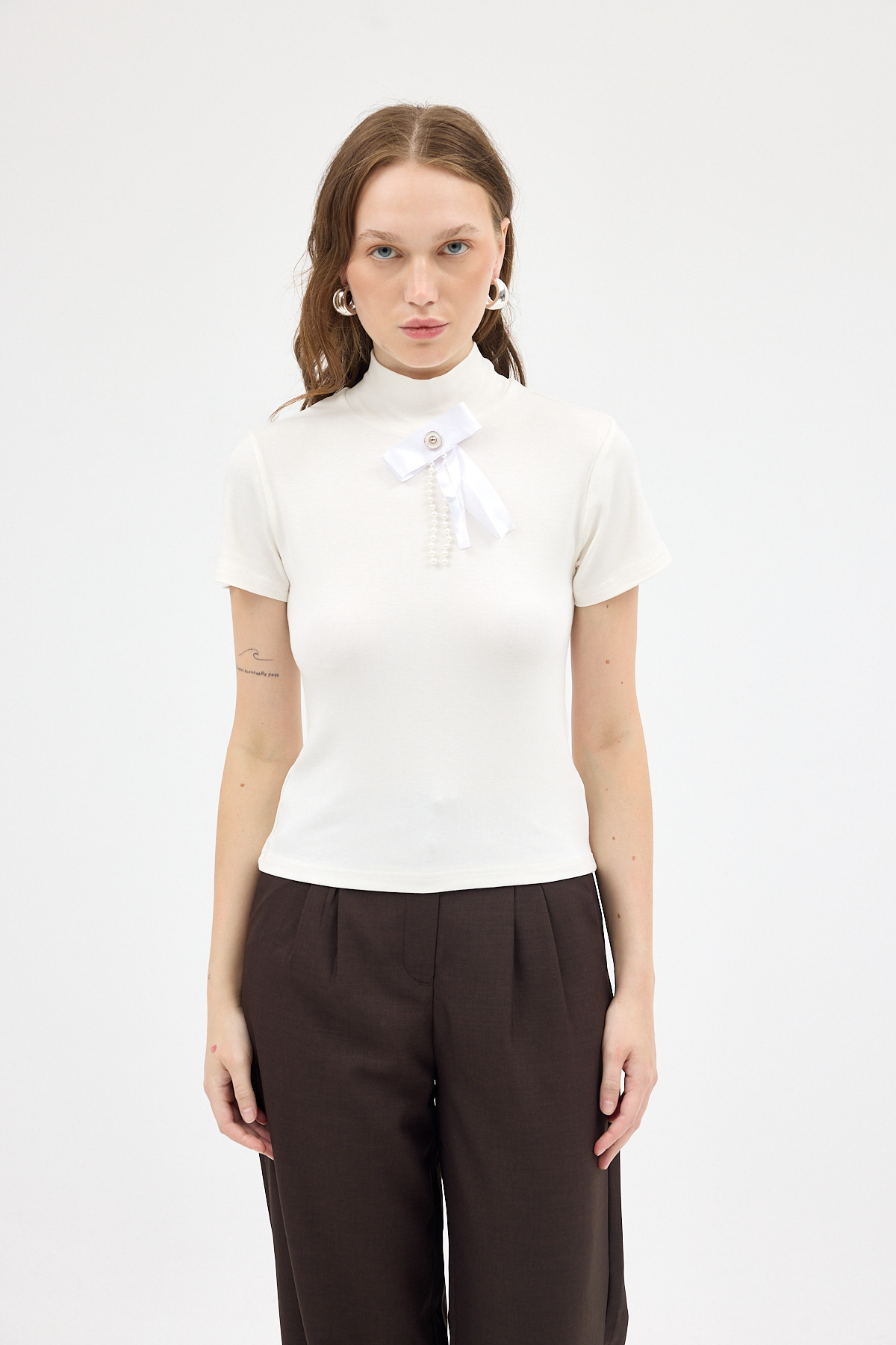 Ekru Yumuşak Dokulu Fiyonk Detaylı Yüksek Yaka Kadın Bluz 8184A - 7