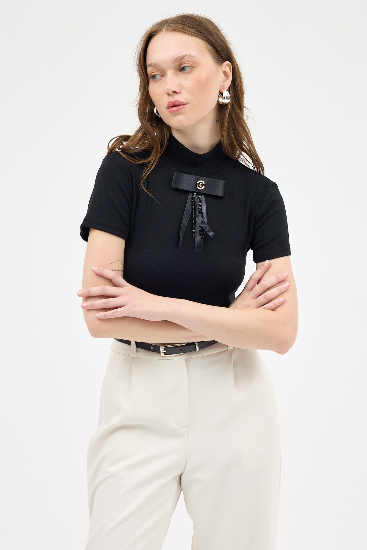 Siyah Yumuşak Dokulu Fiyonk Detaylı Yüksek Yaka Kadın Bluz 8184A - 7