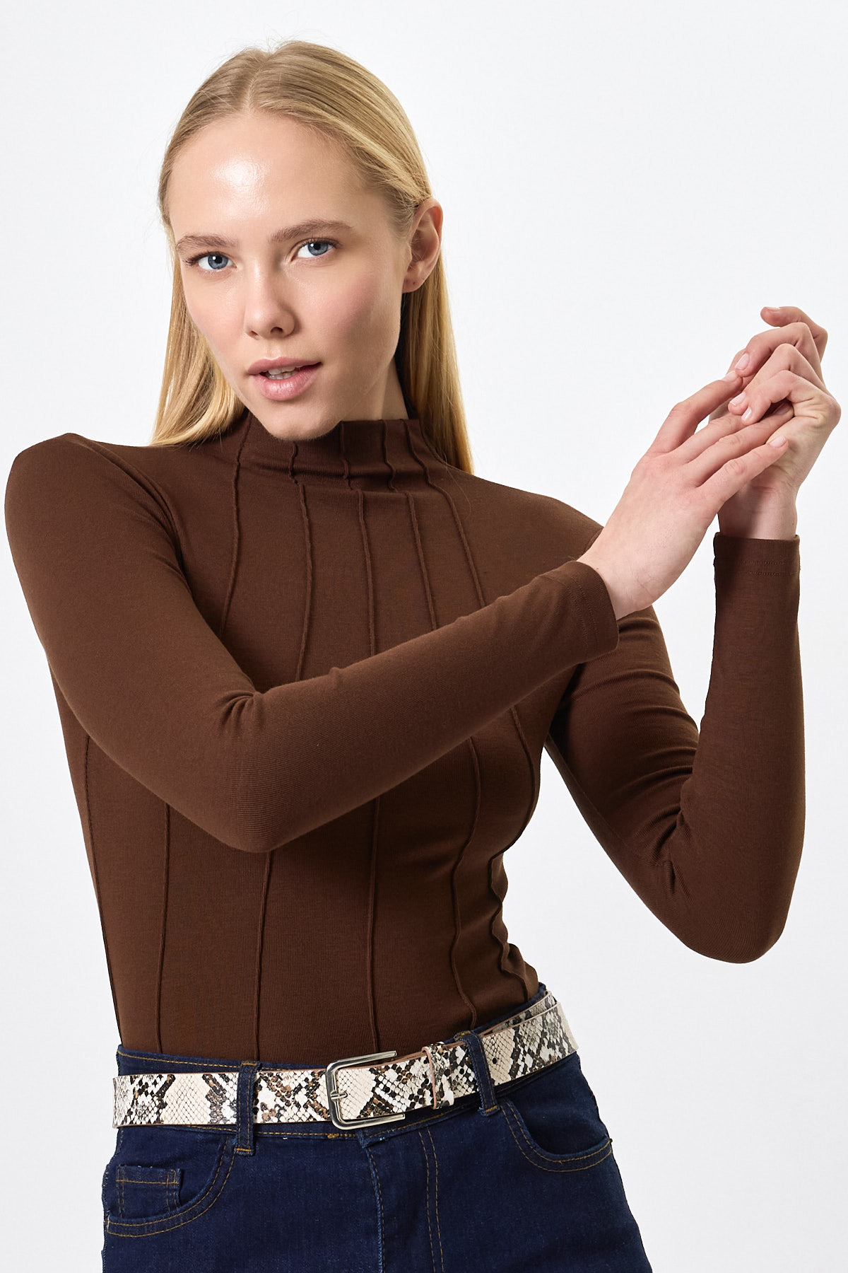 Kahverengi Uzun Kollu Yarım Balıkçı Yaka Dikiş Detaylı Kadın Body 8225A - 7